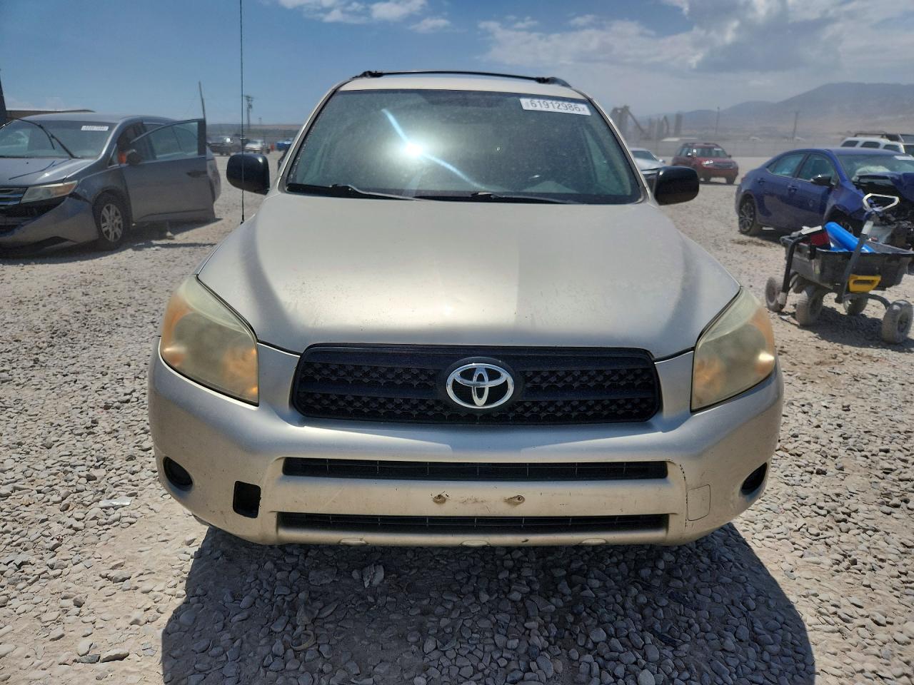 2007 Toyota Rav4 Base Золотой vin: JTMBD33V476038909