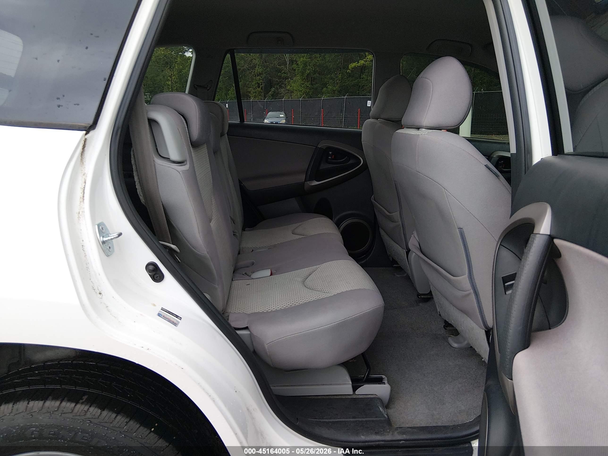 2007 Toyota Rav4   White vin: JTMBD33V476048260