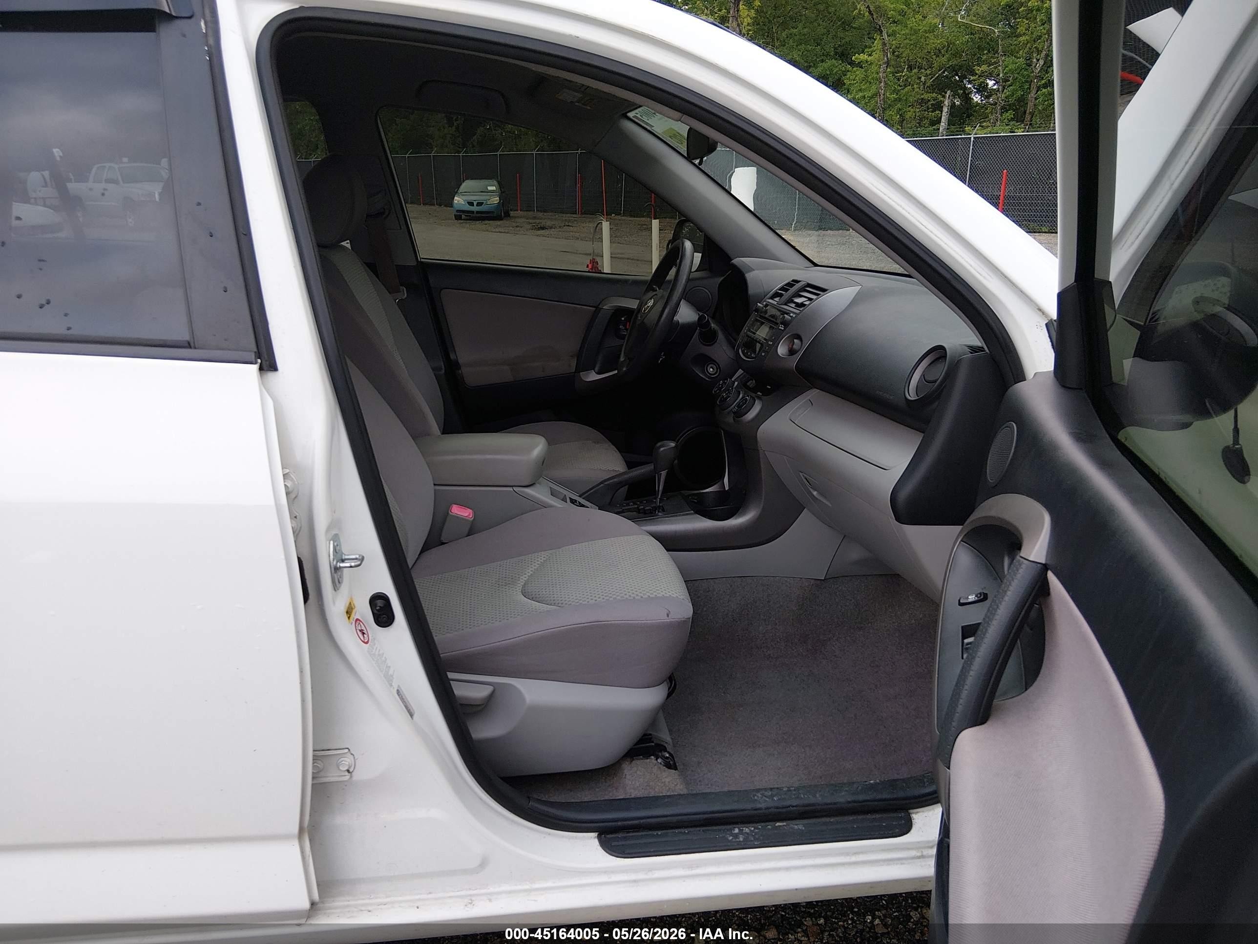 2007 Toyota Rav4   White vin: JTMBD33V476048260