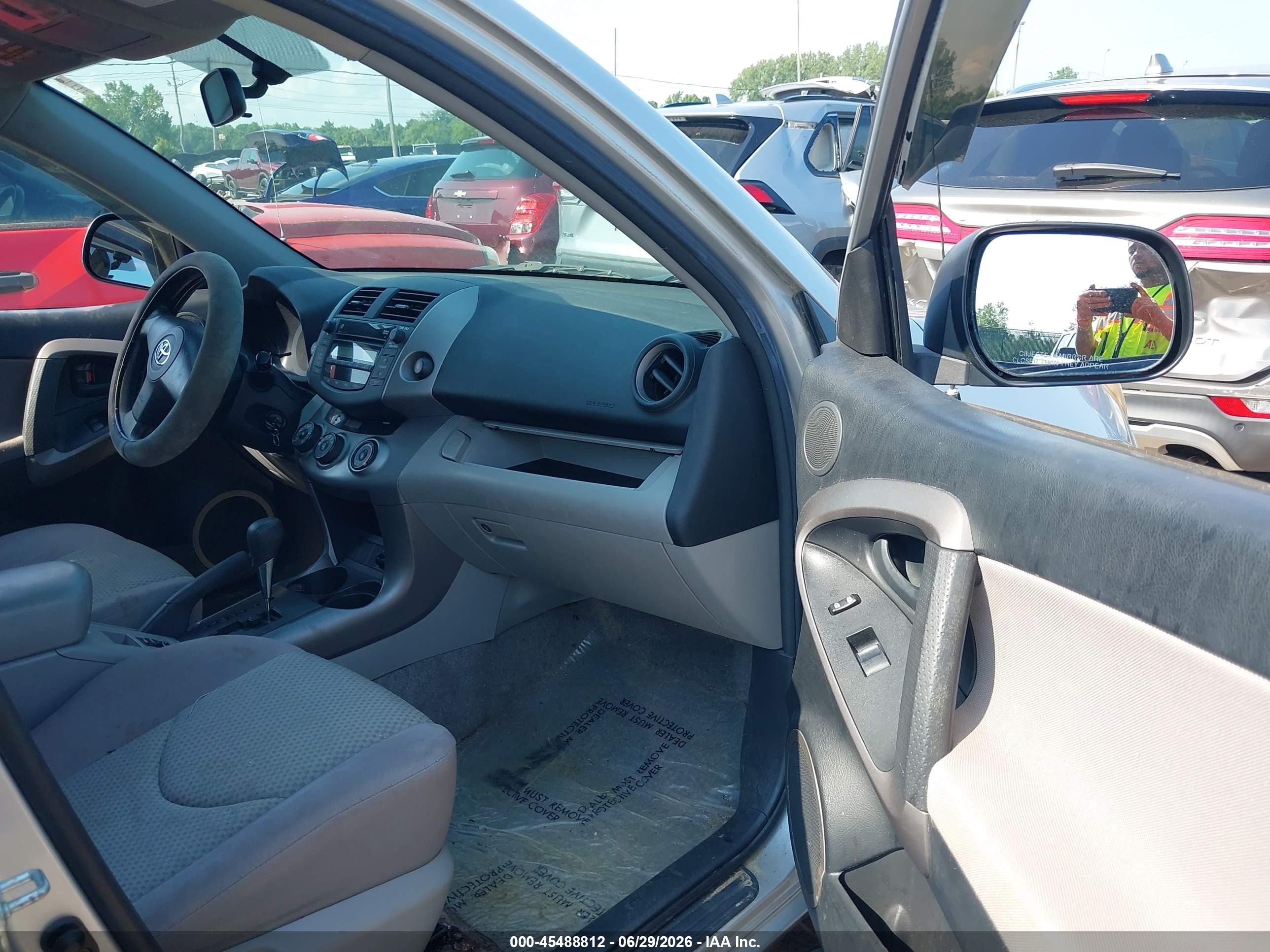 2008 Toyota Rav4   Серебряный vin: JTMBD33V486079252