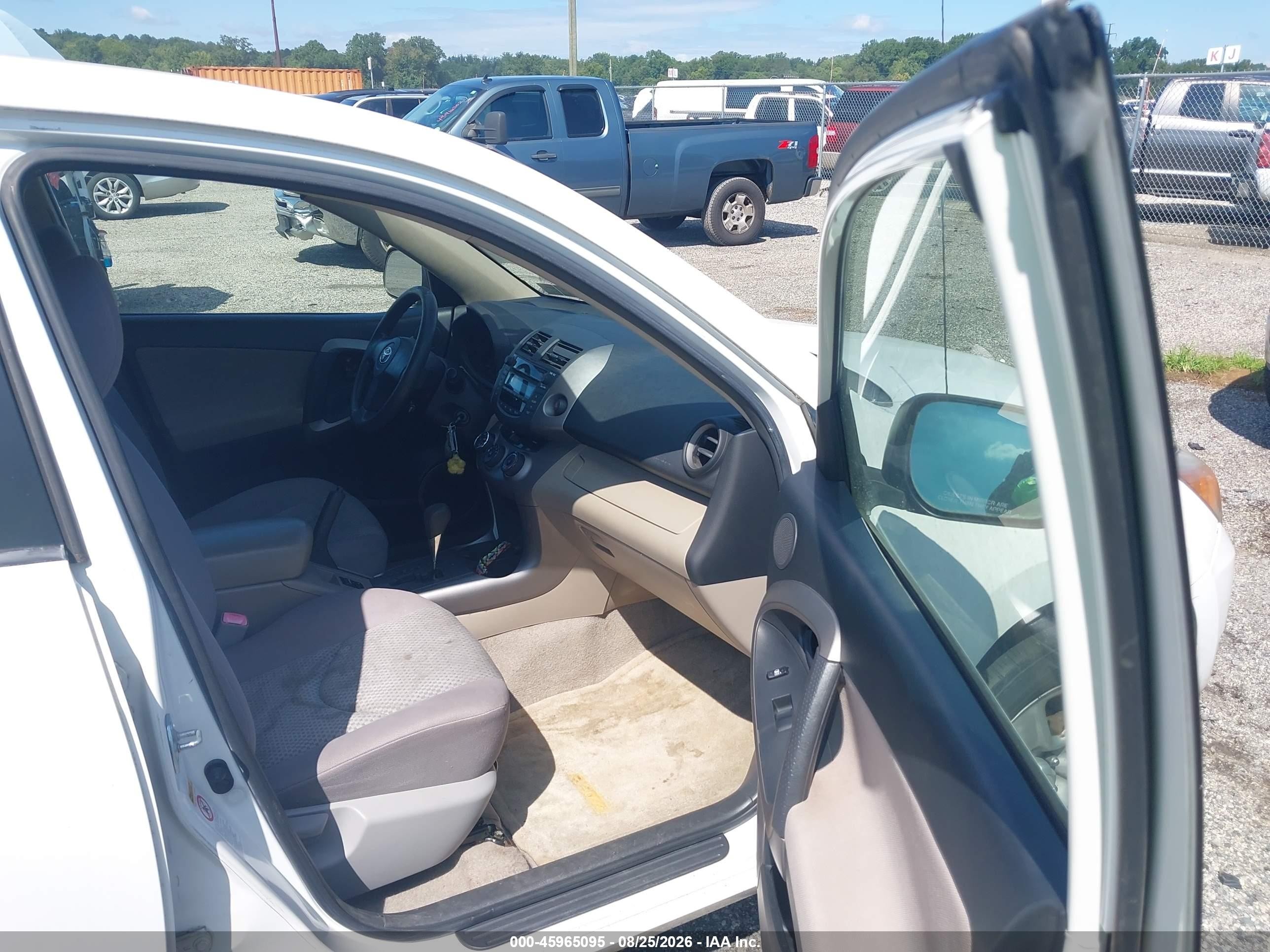 2006 Toyota Rav4   White vin: JTMBD33V566009496