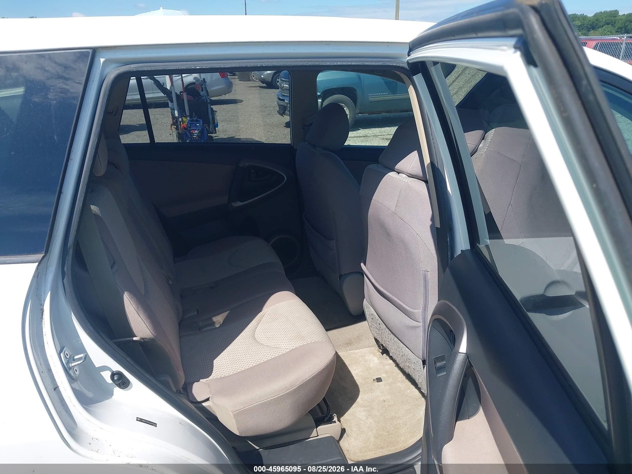 2006 Toyota Rav4   White vin: JTMBD33V566009496