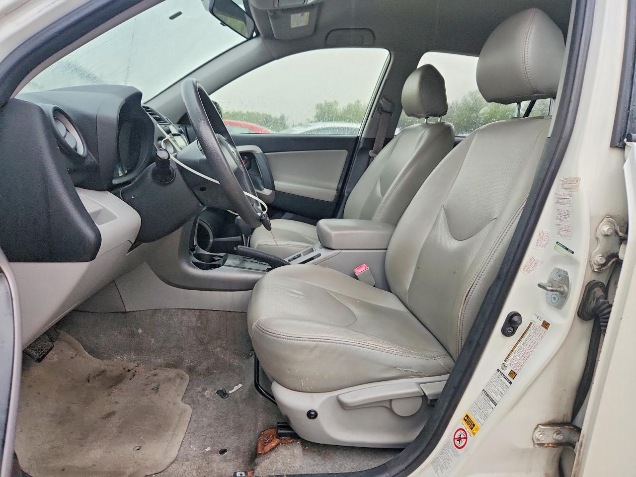2008 Toyota Rav4 Base White vin: JTMBD33V585212395