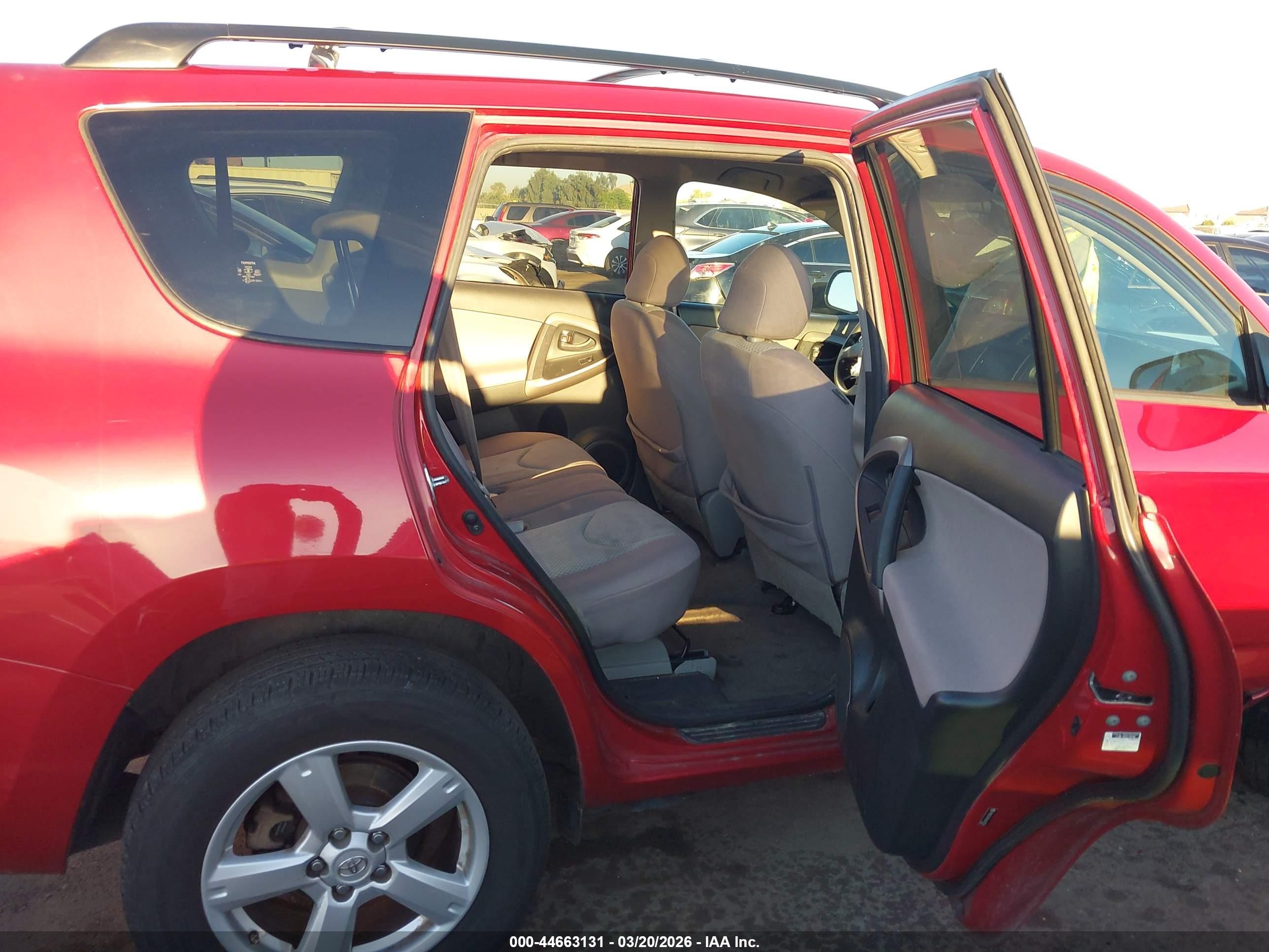 2008 Toyota Rav4 Red vin: JTMBD33V586060354