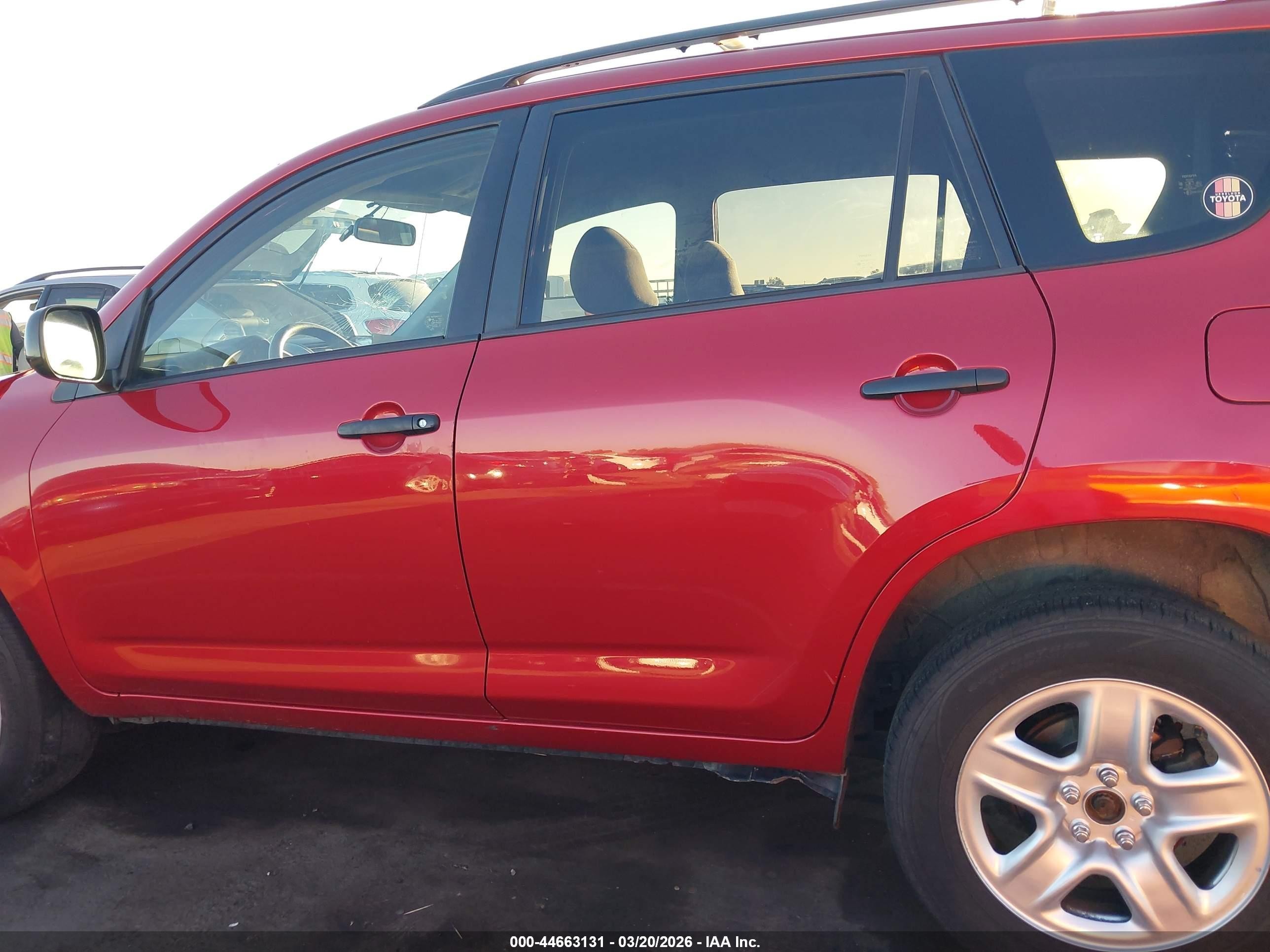 2008 Toyota Rav4 Red vin: JTMBD33V586060354