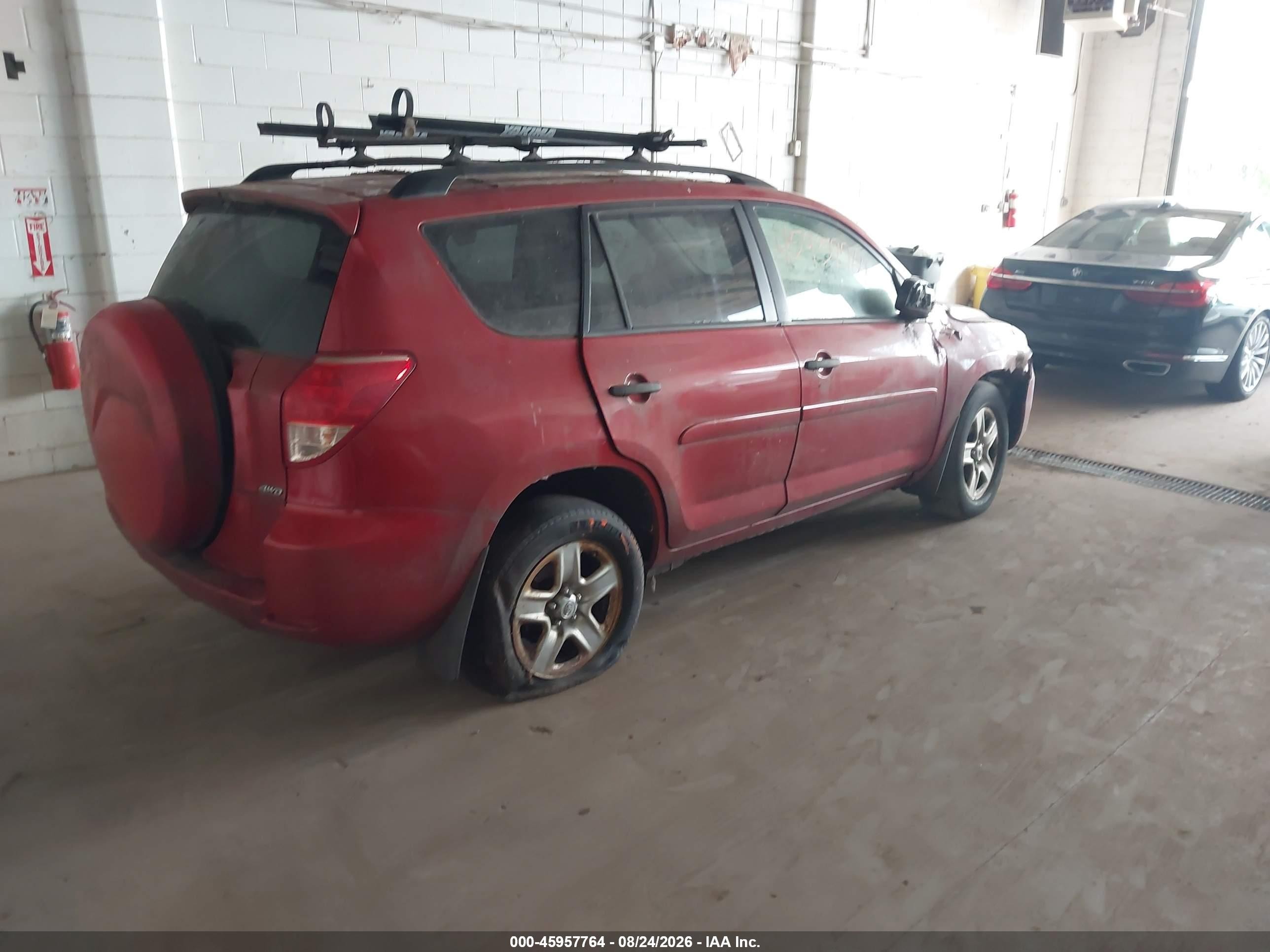 2008 Toyota Rav4   Red vin: JTMBD33V586087585