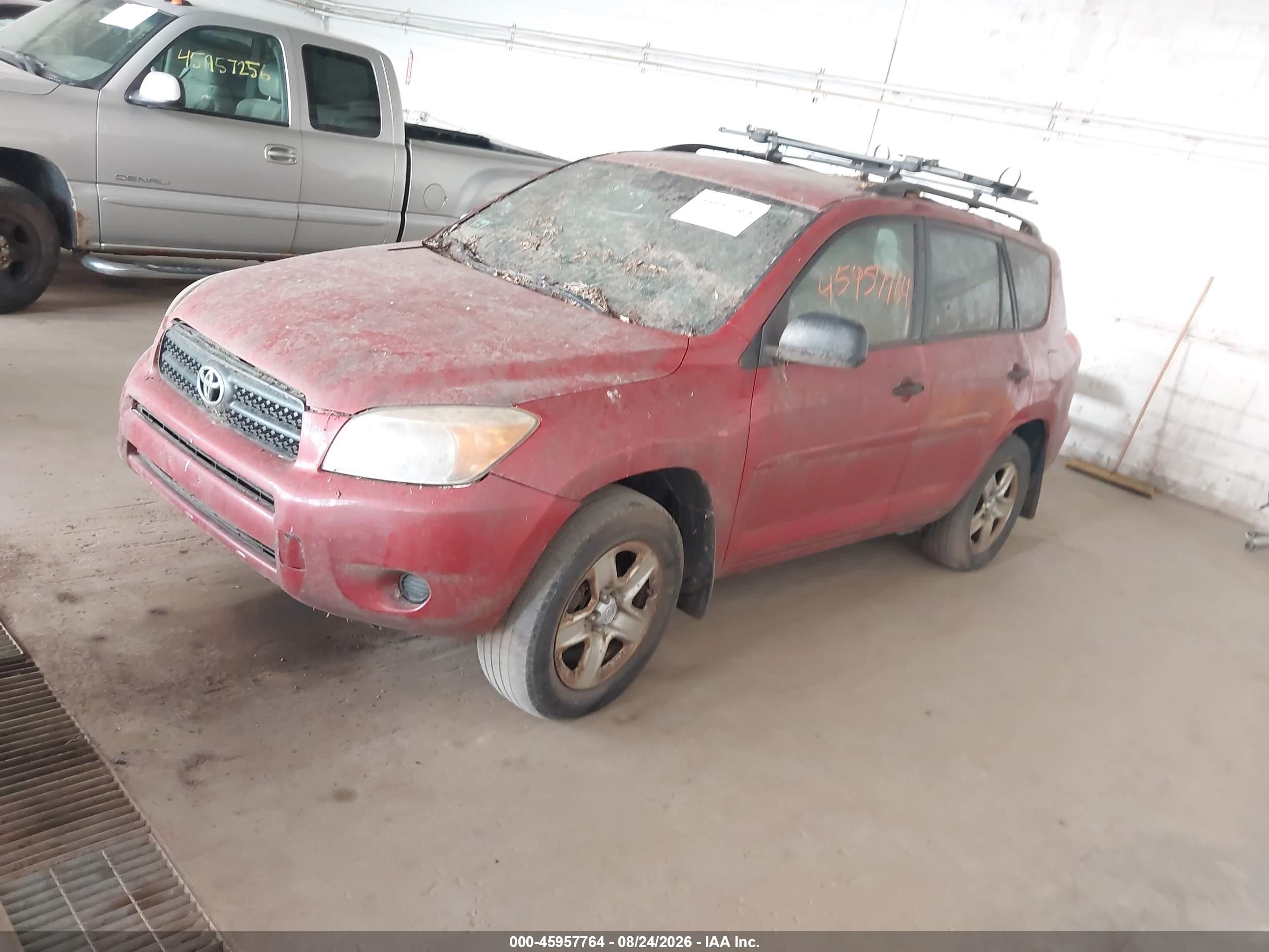 2008 Toyota Rav4   Red vin: JTMBD33V586087585