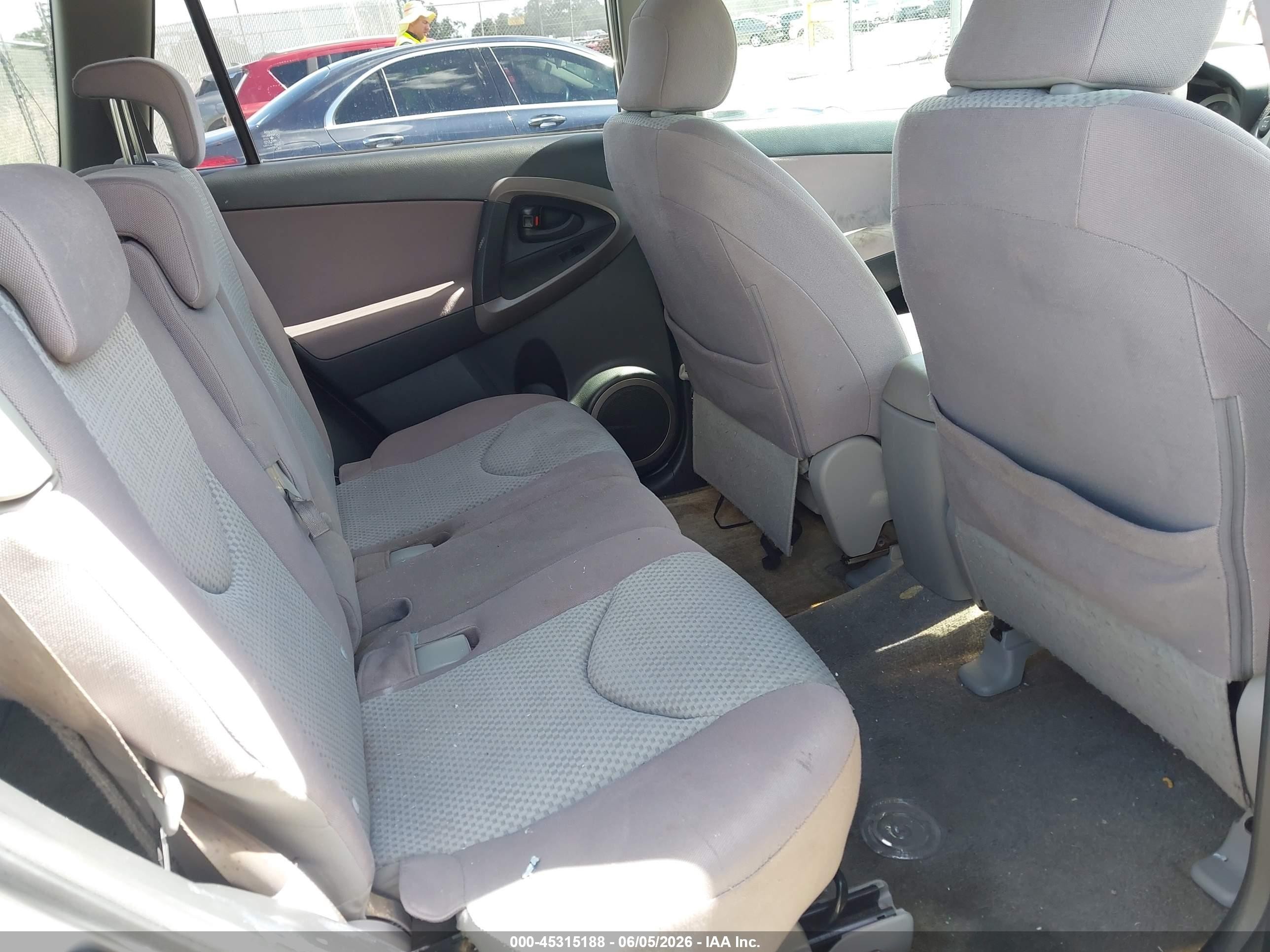 2006 Toyota Rav4   Silver vin: JTMBD33V665012106