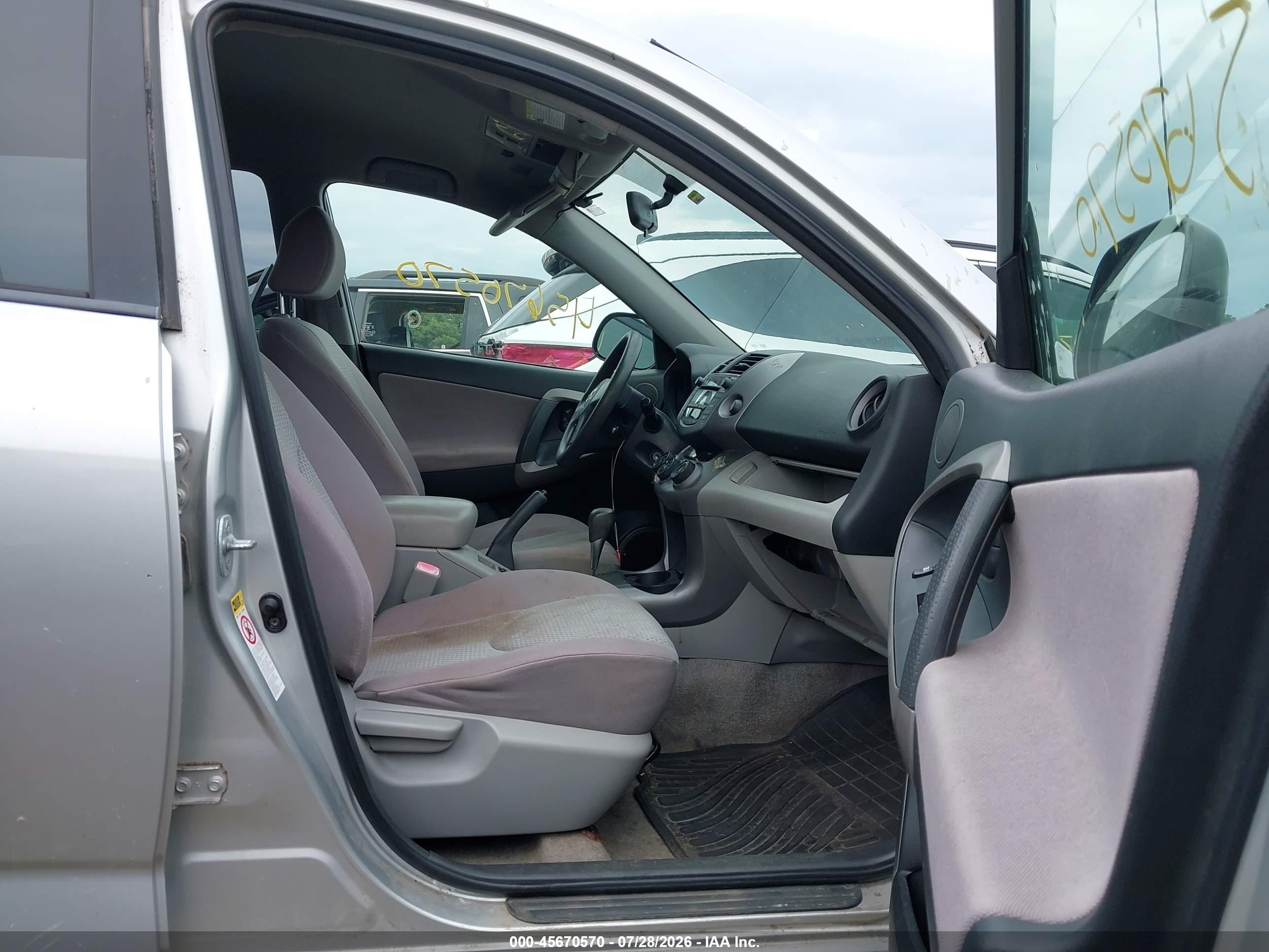 2007 Toyota Rav4   Silver vin: JTMBD33V675058262