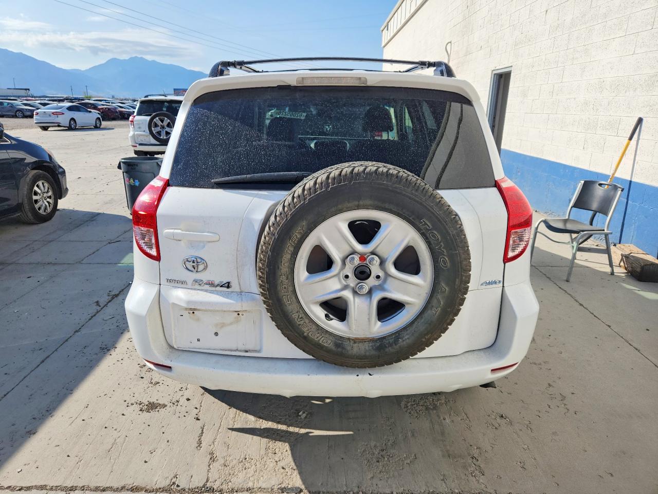 2006 Toyota Rav4 Base White vin: JTMBD33V766010715