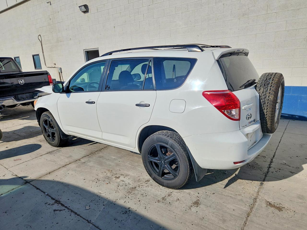 2006 Toyota Rav4 Base White vin: JTMBD33V766010715