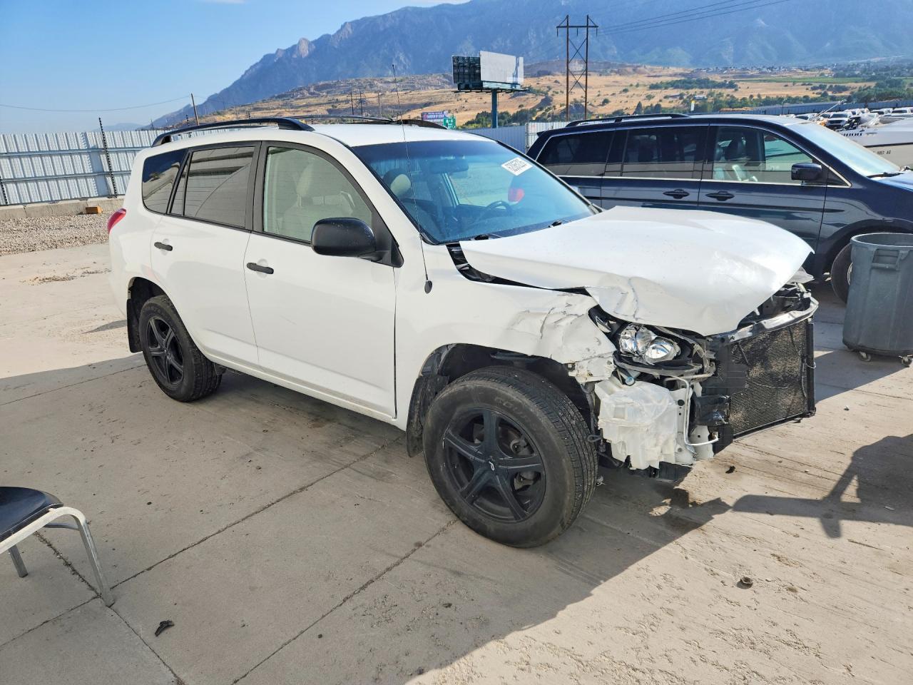 2006 Toyota Rav4 Base White vin: JTMBD33V766010715