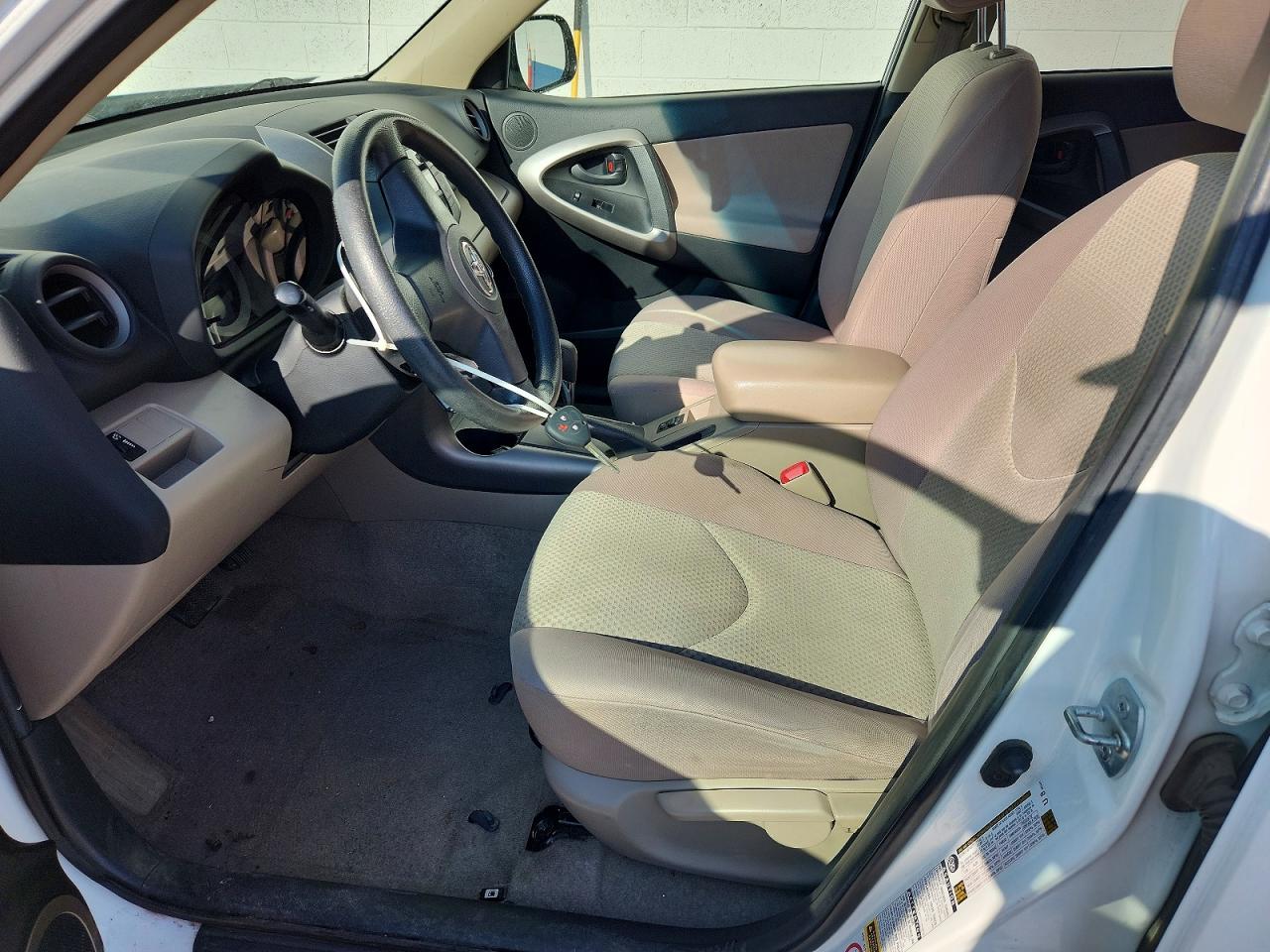 2006 Toyota Rav4 Base White vin: JTMBD33V766010715