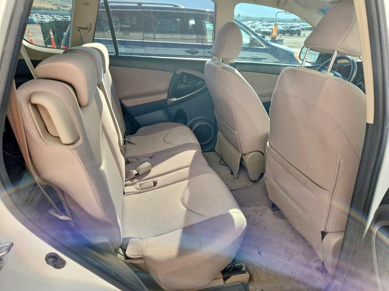 2006 Toyota Rav4 Base White vin: JTMBD33V766010715
