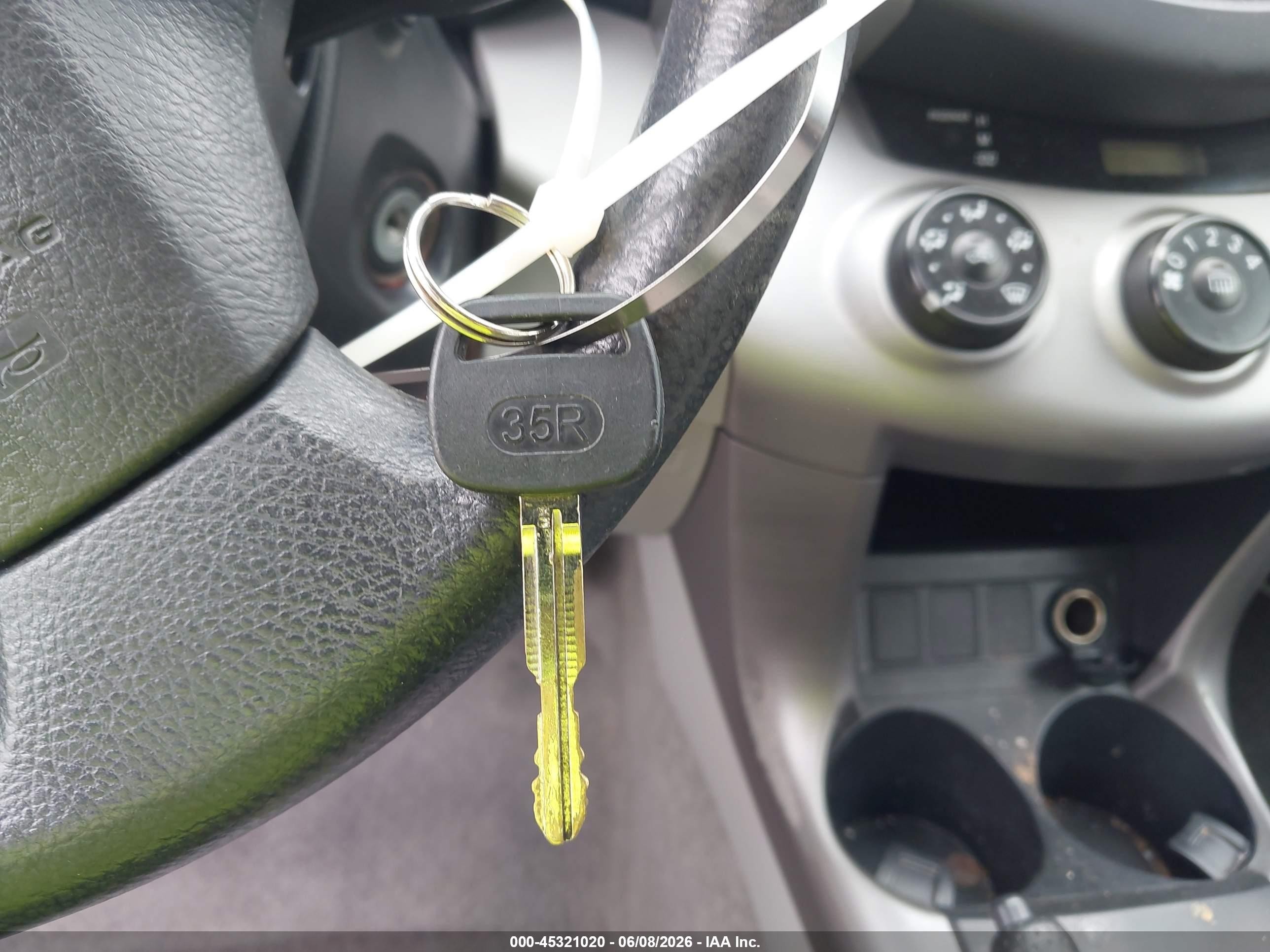 2007 Toyota Rav4   Серебряный vin: JTMBD33V776043537