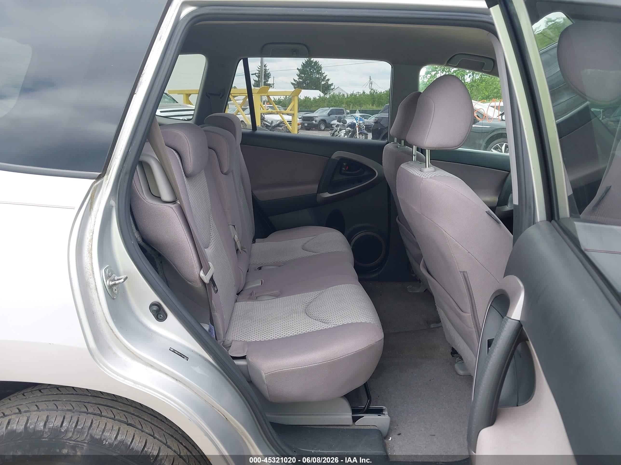 2007 Toyota Rav4   Серебряный vin: JTMBD33V776043537