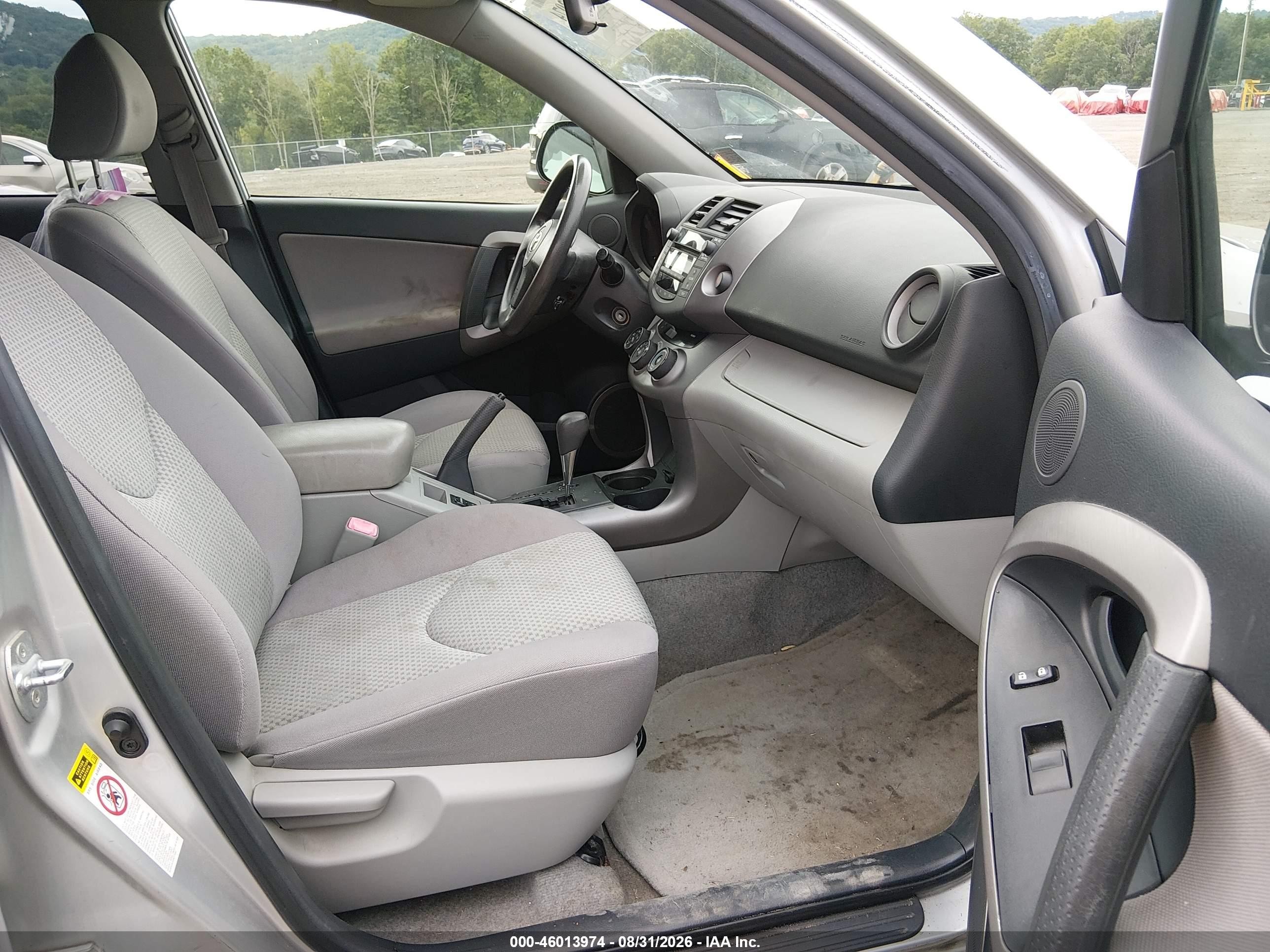 2008 Toyota Rav4   Серебряный vin: JTMBD33V785197916