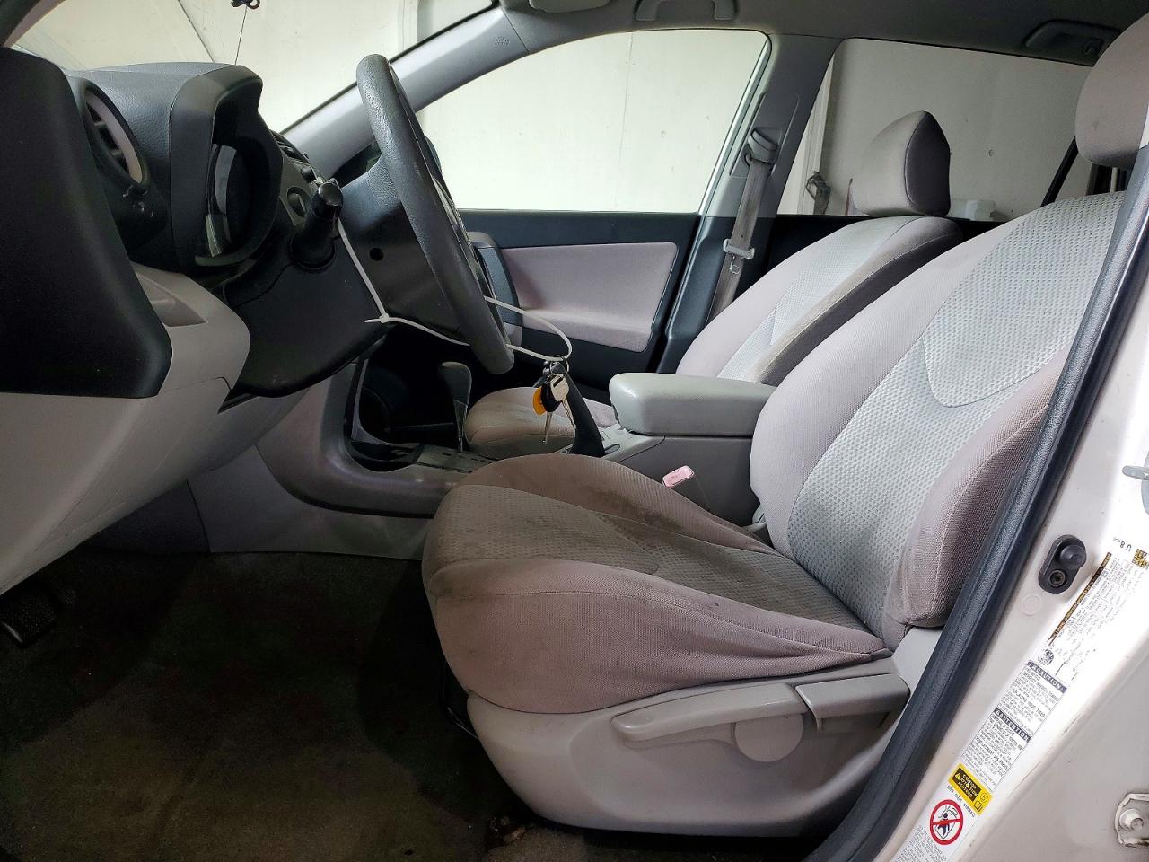 2006 Toyota Rav4 Base White vin: JTMBD33V865020336