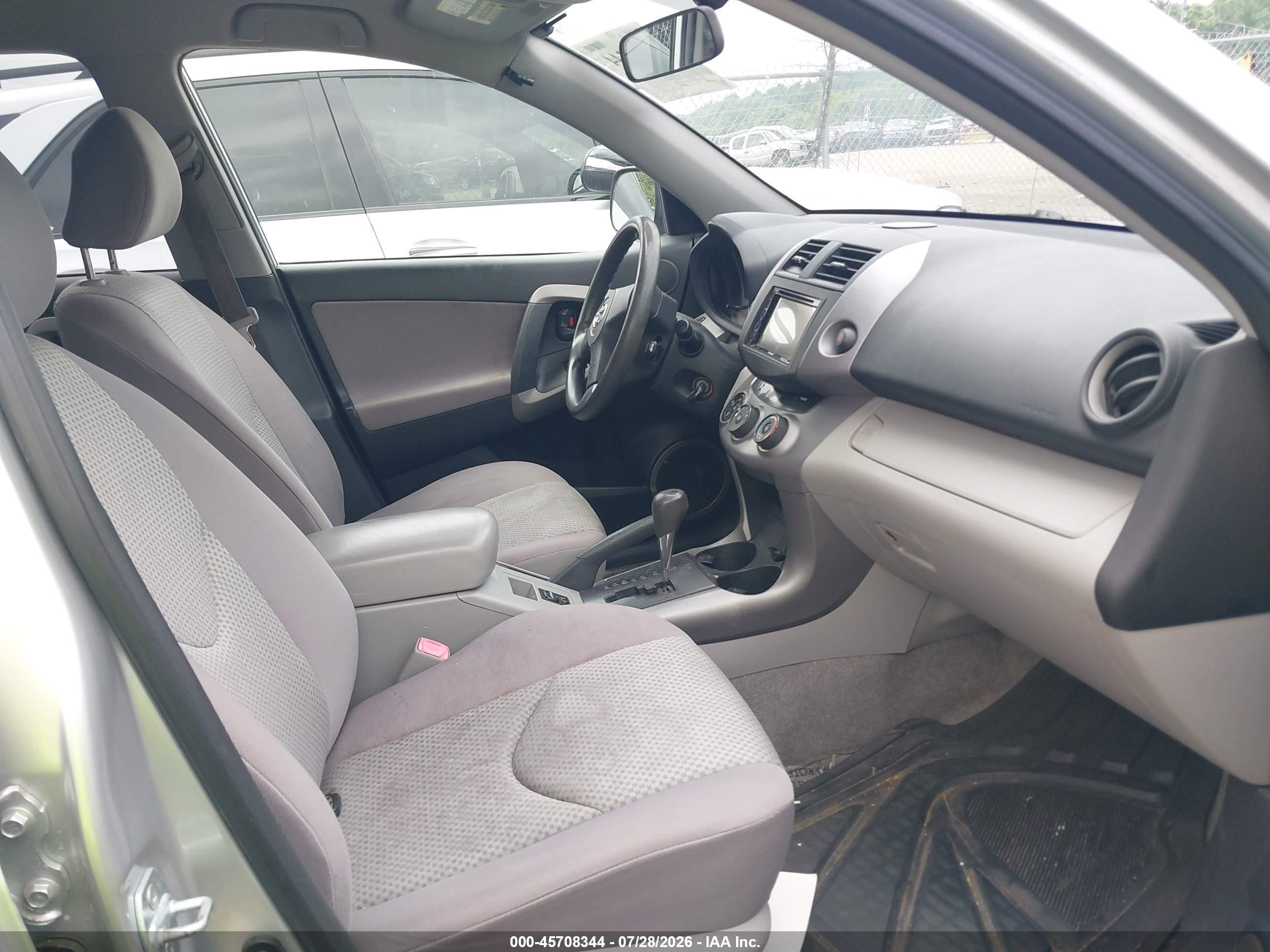 2008 Toyota Rav4 Серебряный vin: JTMBD33V886089508