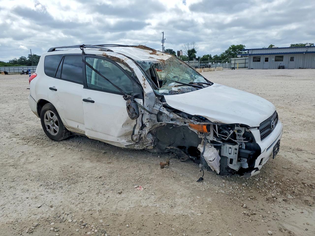 2006 Toyota Rav4 Base White vin: JTMBD33V965001312