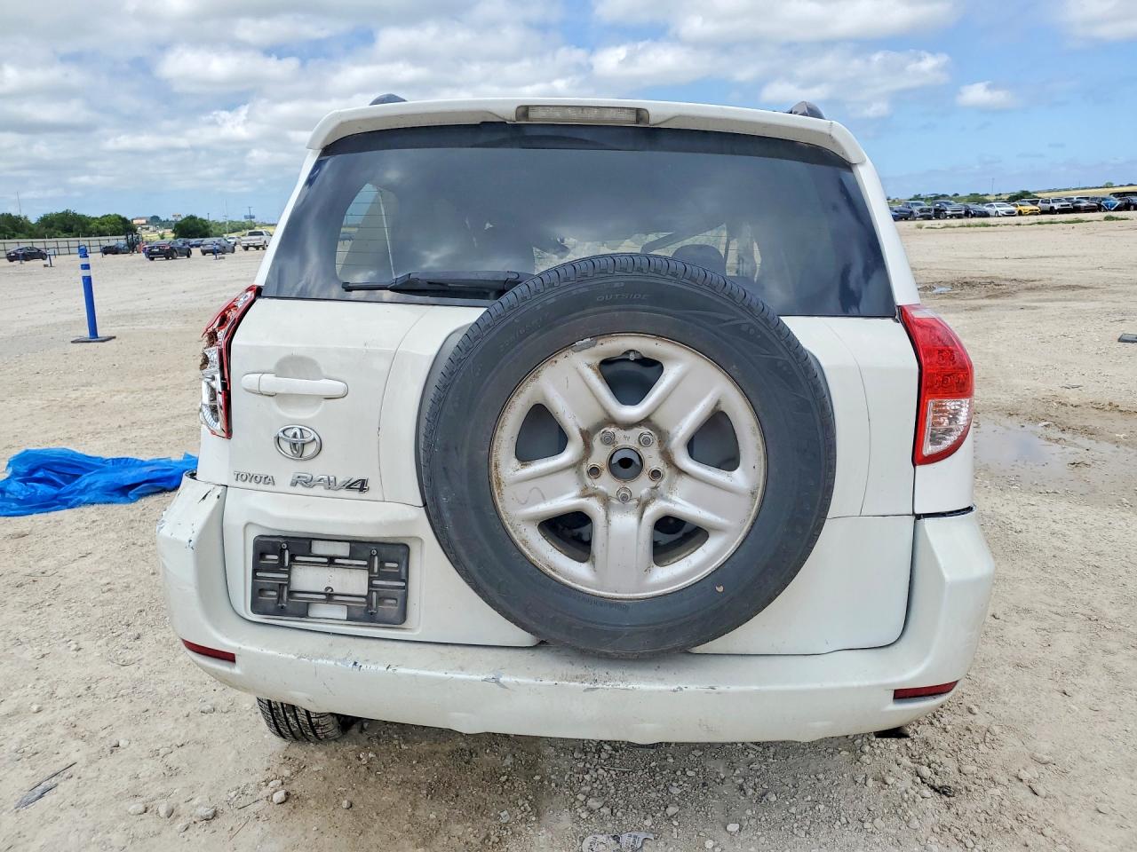 2006 Toyota Rav4 Base White vin: JTMBD33V965001312