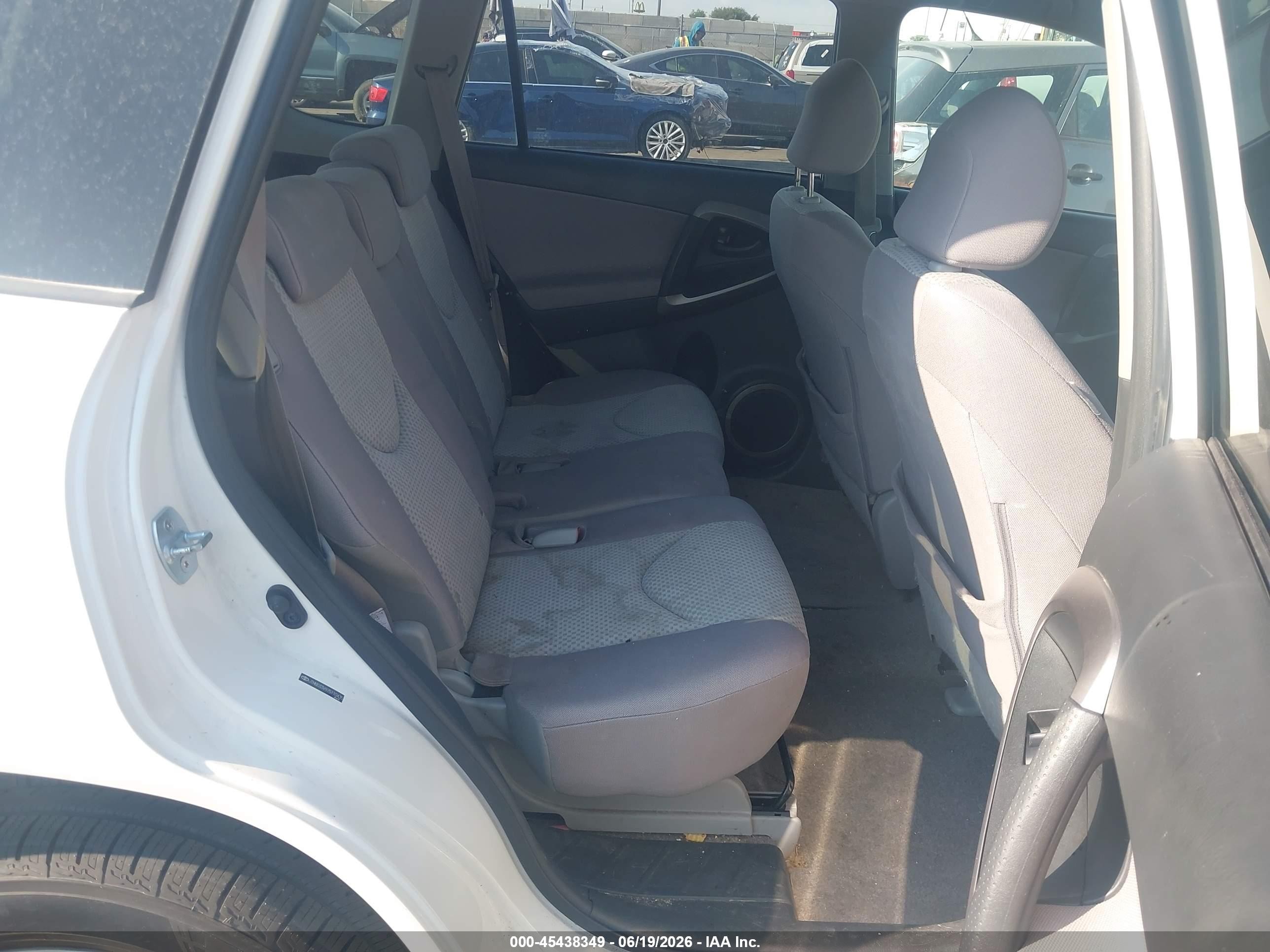2007 Toyota Rav4   White vin: JTMBD33V975110435
