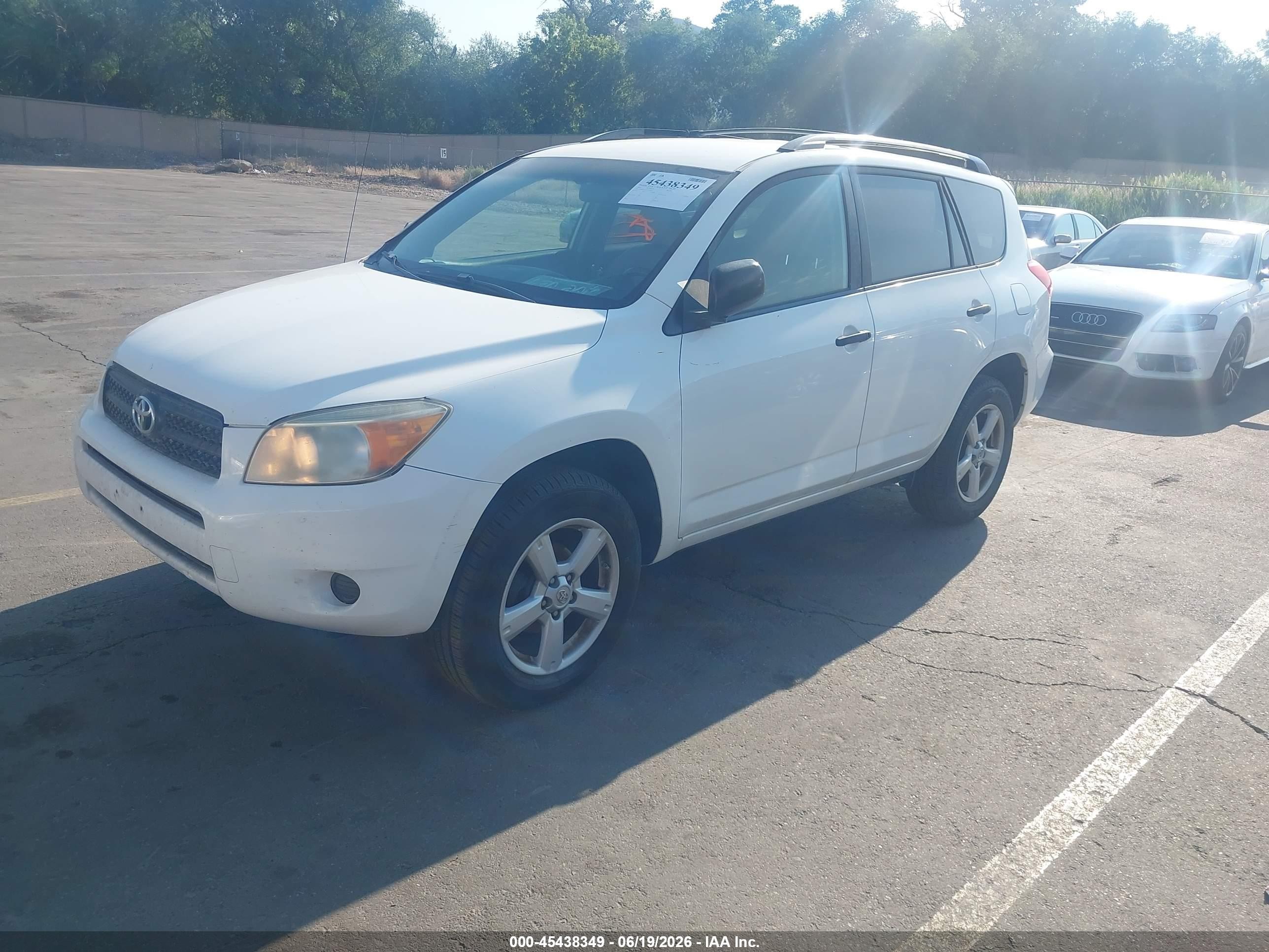 2007 Toyota Rav4   White vin: JTMBD33V975110435