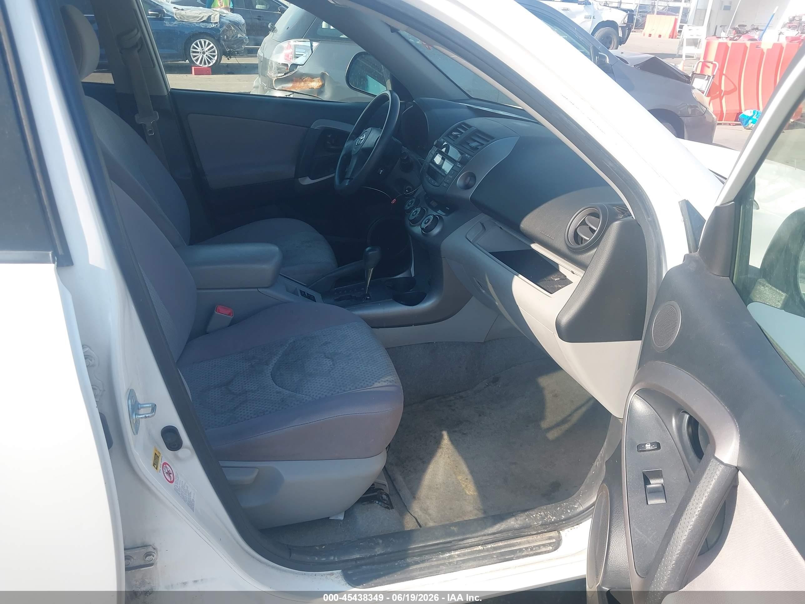 2007 Toyota Rav4   White vin: JTMBD33V975110435