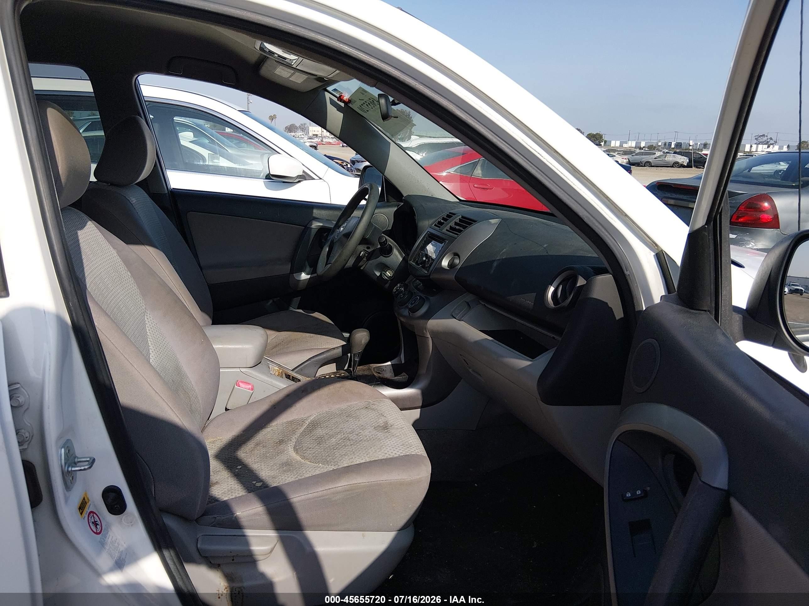 2008 Toyota Rav4   White vin: JTMBD33V986076654