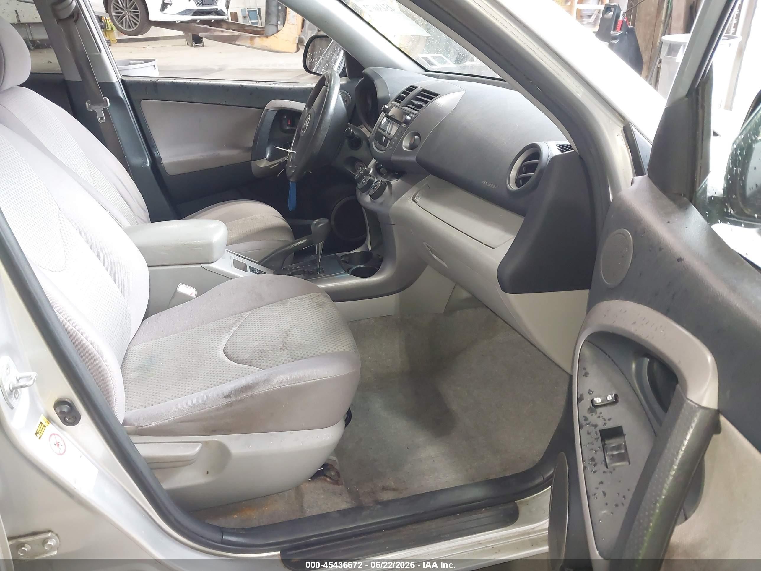 2008 Toyota Rav4   Silver vin: JTMBD33VX86086139