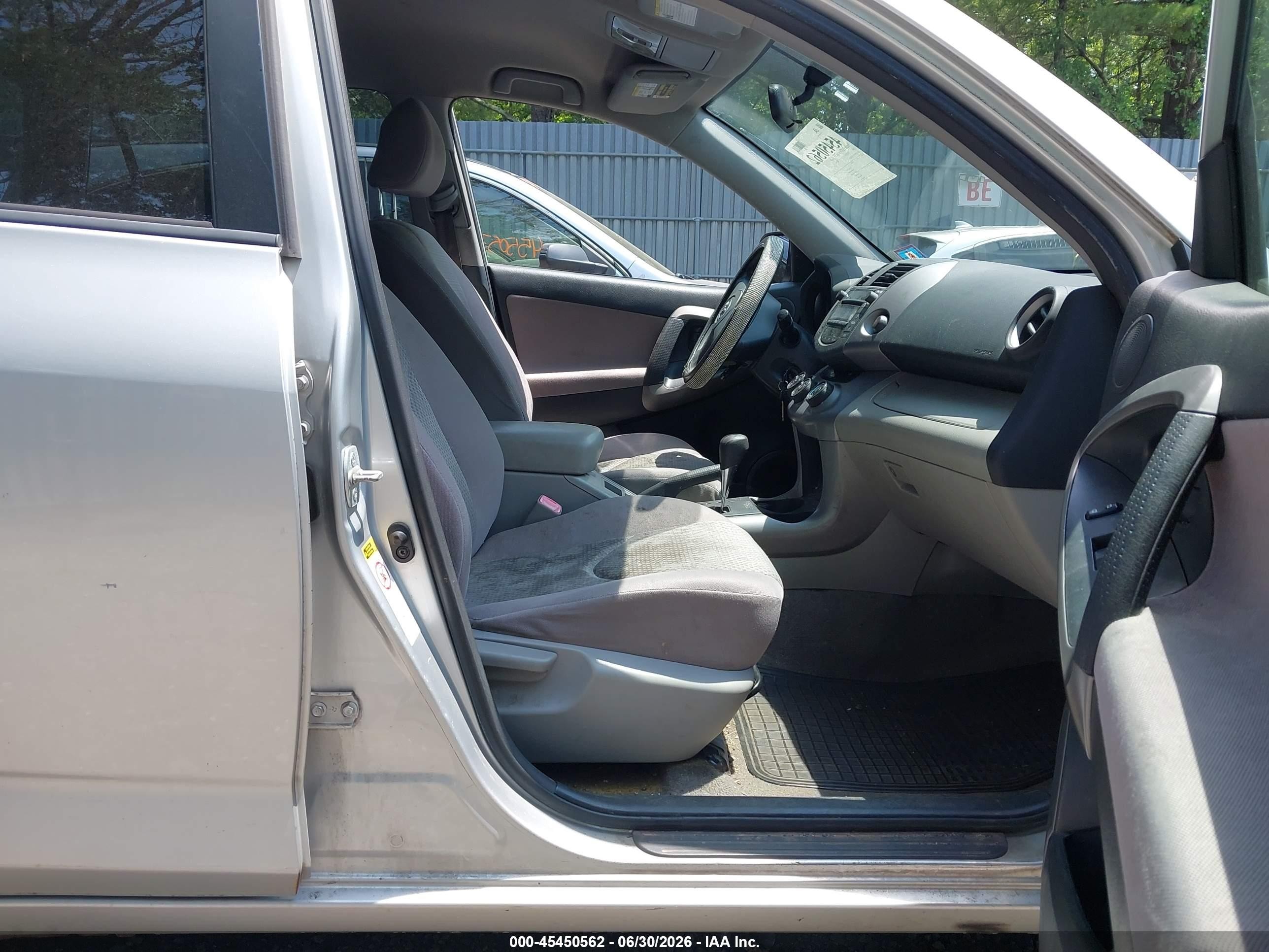 2008 Toyota Rav4   Серебряный vin: JTMBD35V785128396