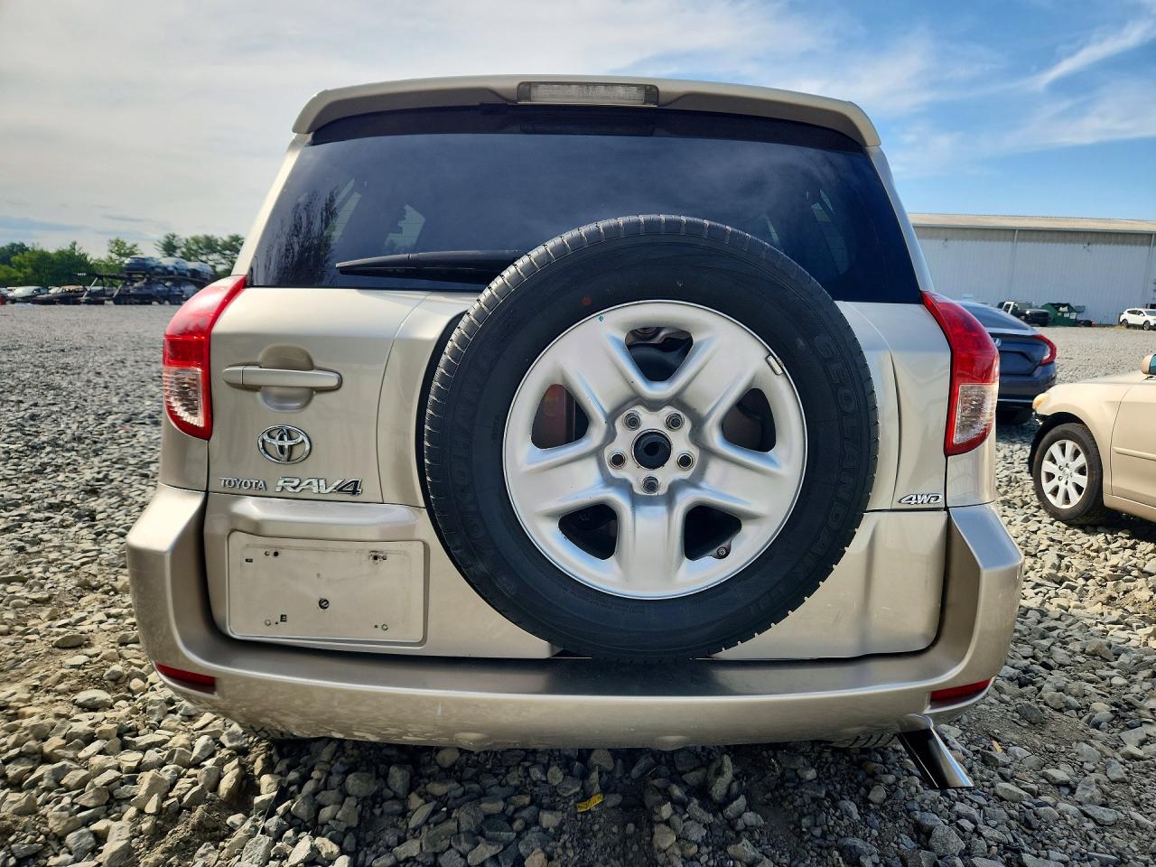 2007 Toyota Rav4 Base Gold vin: JTMBD35V875084052
