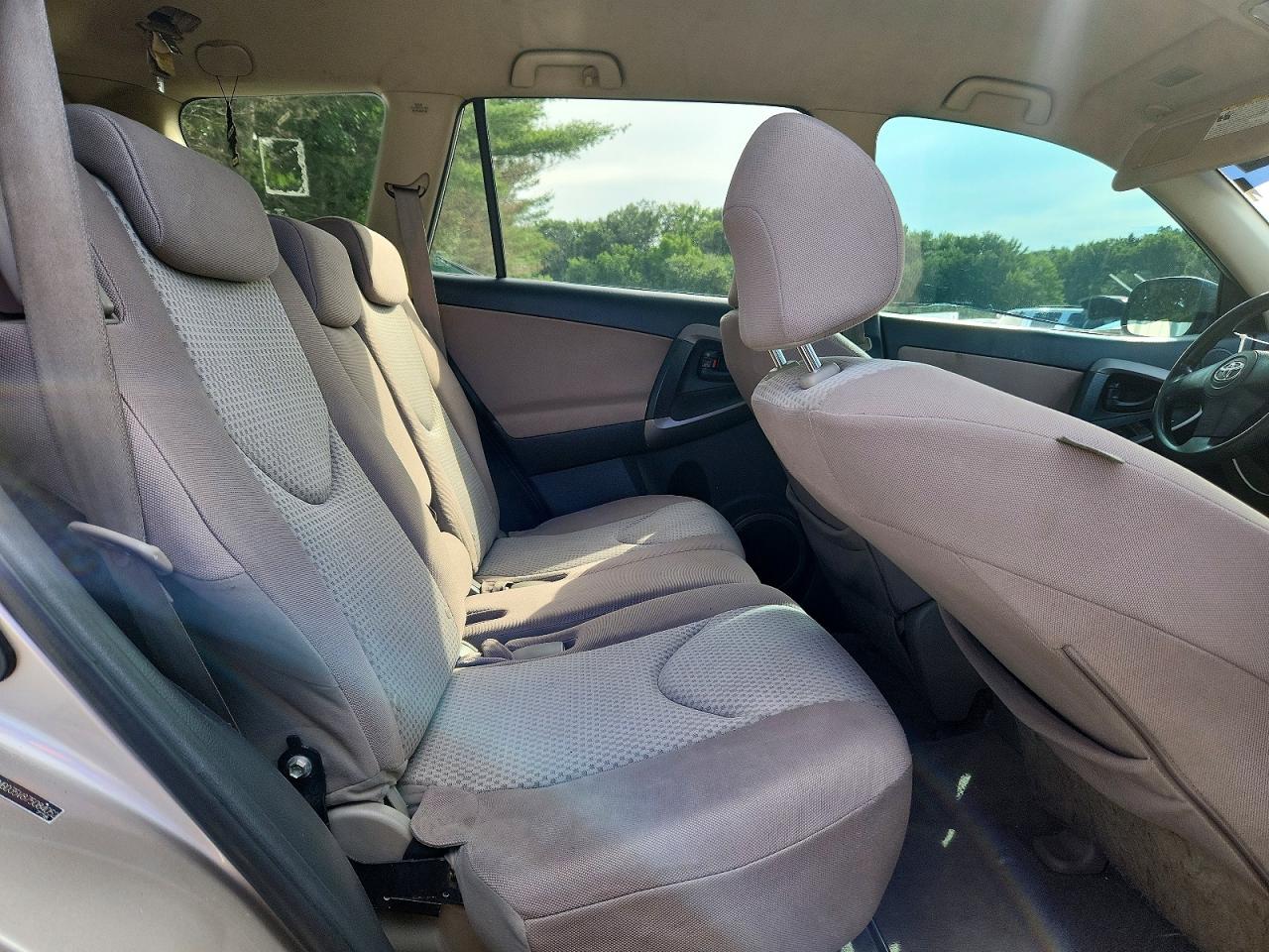2007 Toyota Rav4 Base Gold vin: JTMBD35V875084052