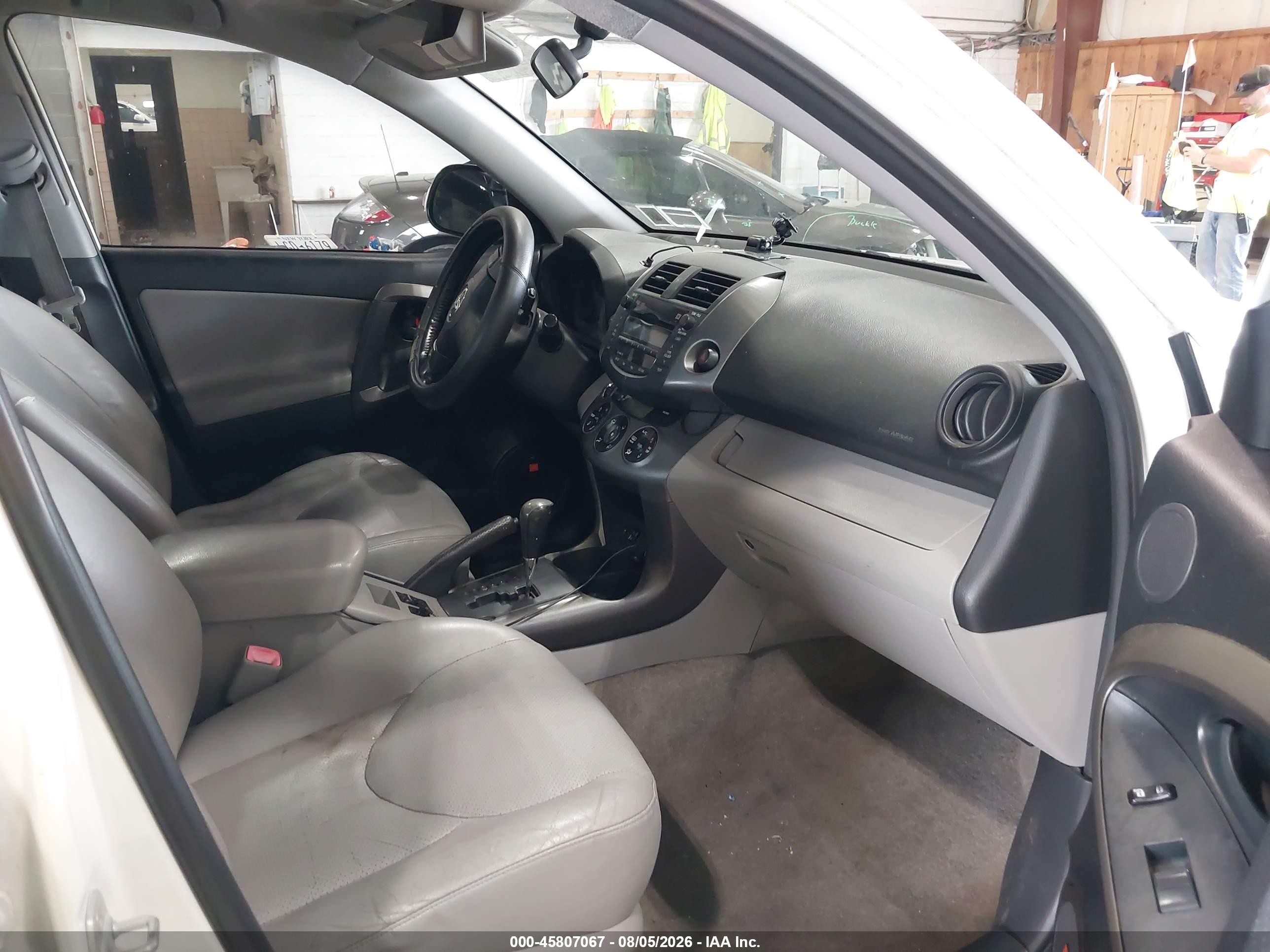 2009 Toyota Rav4 Limited White vin: JTMBF31V295010709