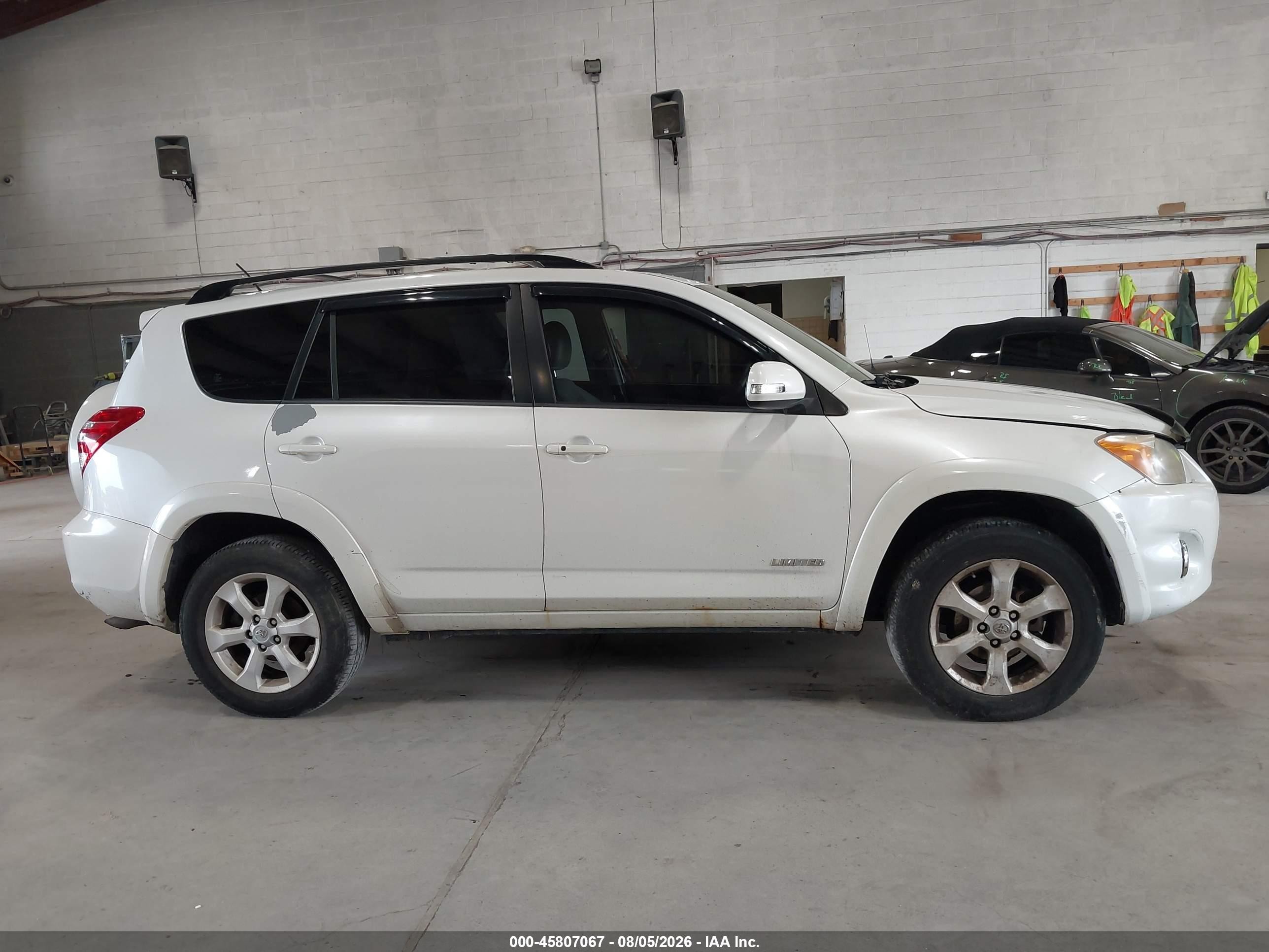 2009 Toyota Rav4 Limited White vin: JTMBF31V295010709