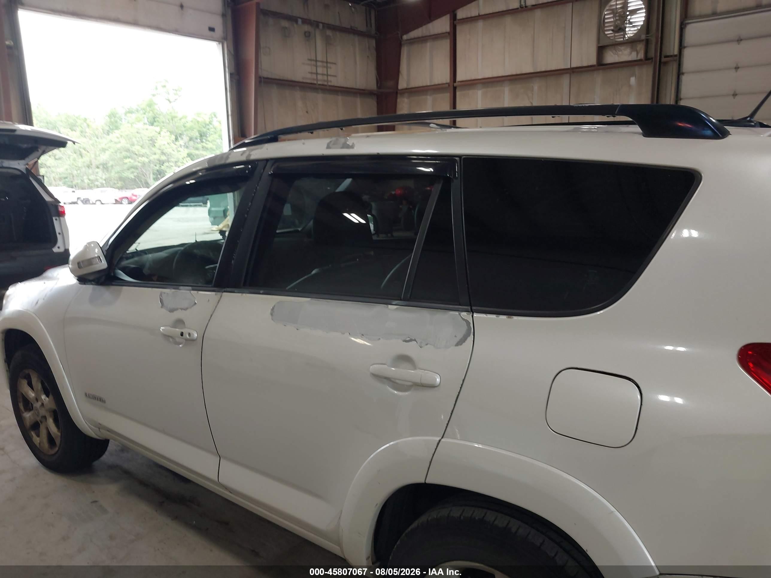 2009 Toyota Rav4 Limited White vin: JTMBF31V295010709