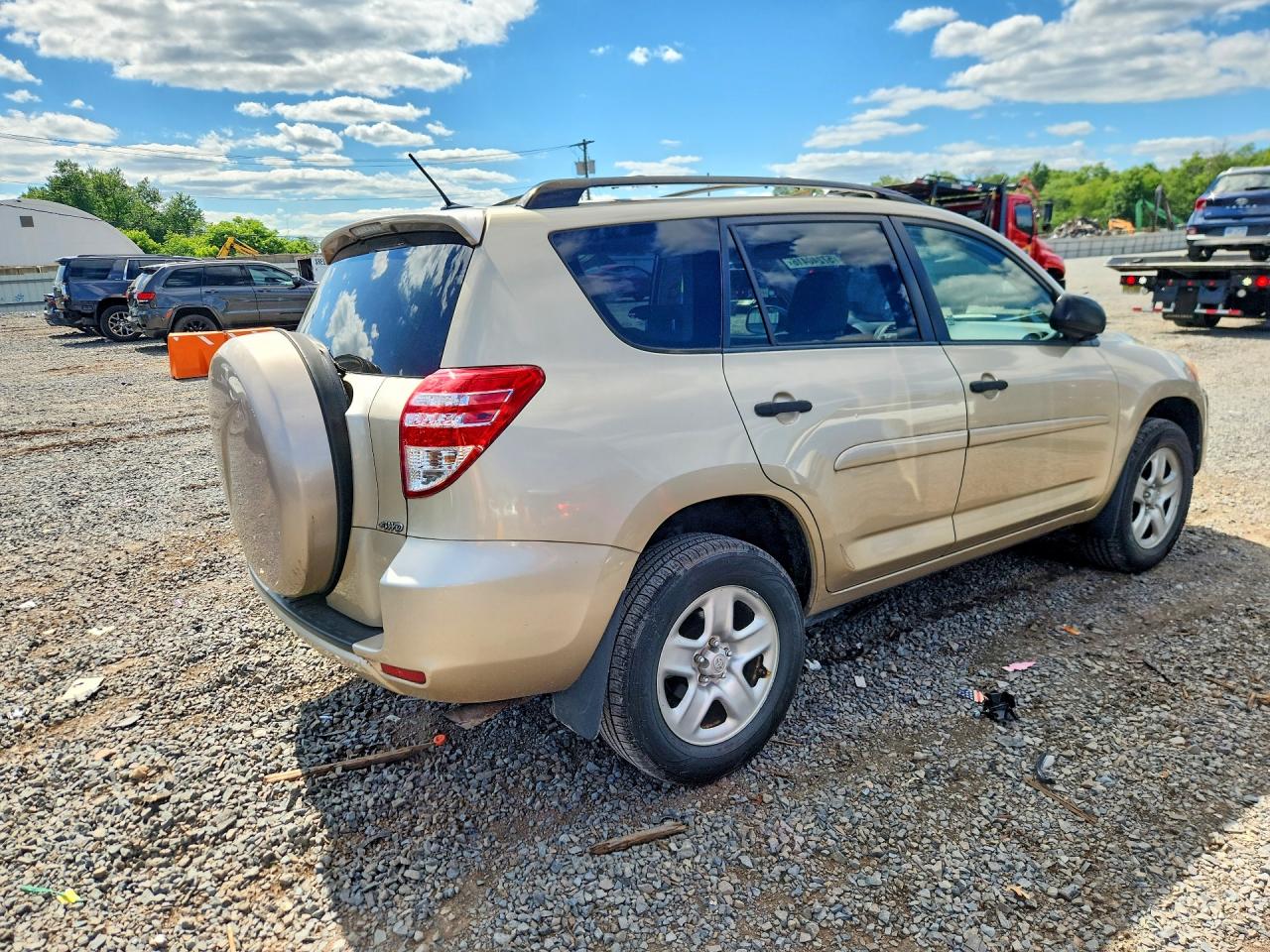 2009 Toyota Rav4 Base Gold vin: JTMBF33V195006390