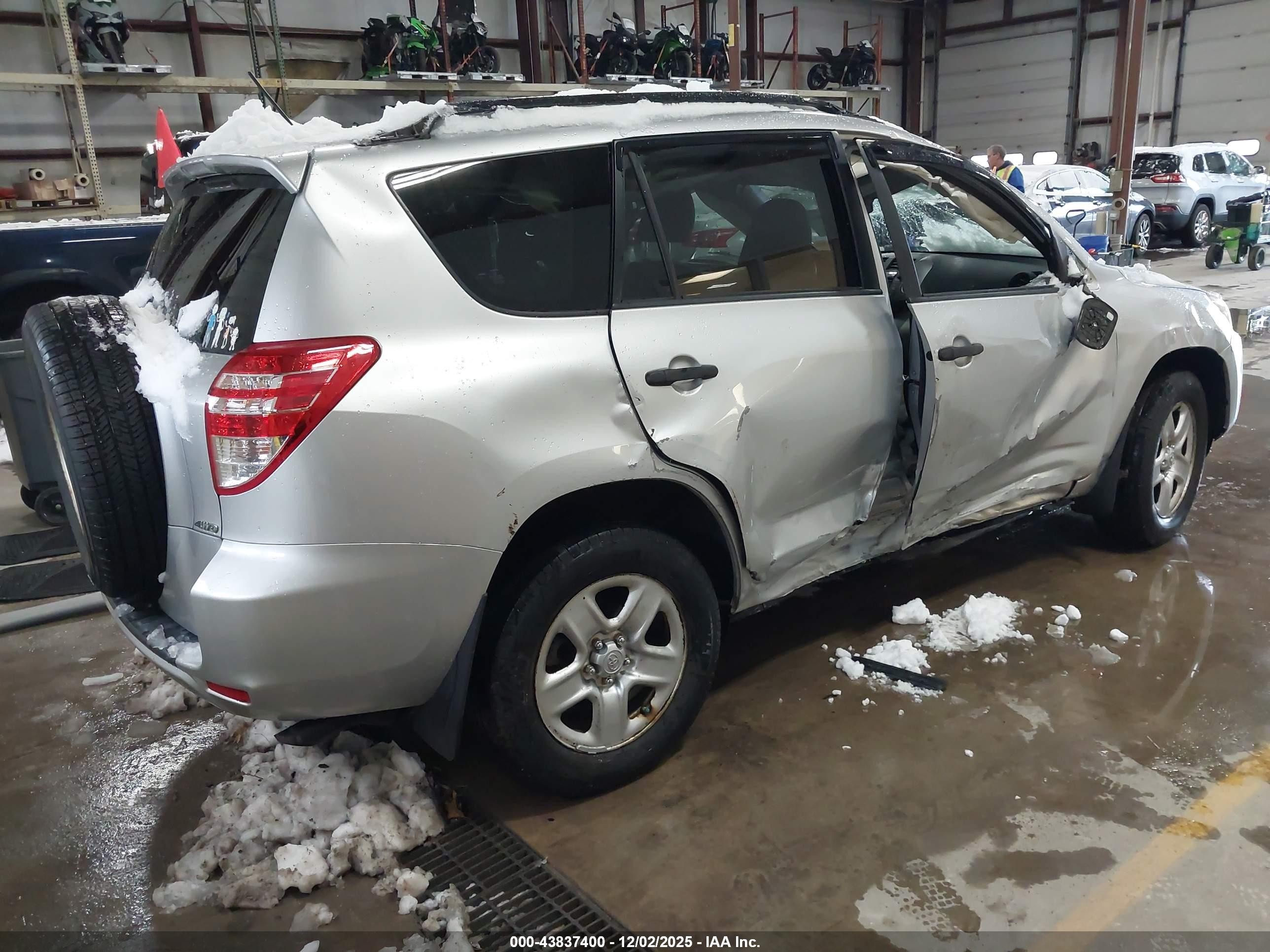 2009 Toyota Rav4   Silver vin: JTMBF33V195012514