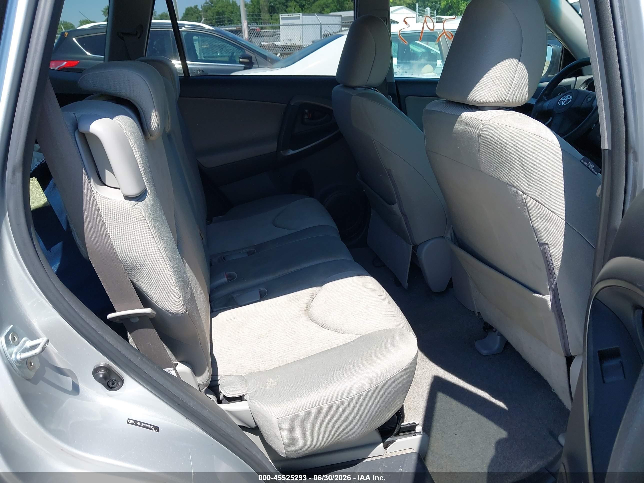 2009 Toyota Rav4   Silver vin: JTMBF33V395002101
