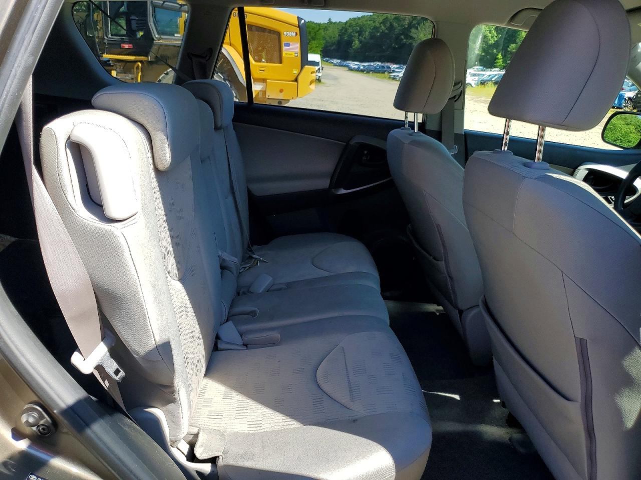 2009 Toyota Rav4 Base Gold vin: JTMBF33V495005525