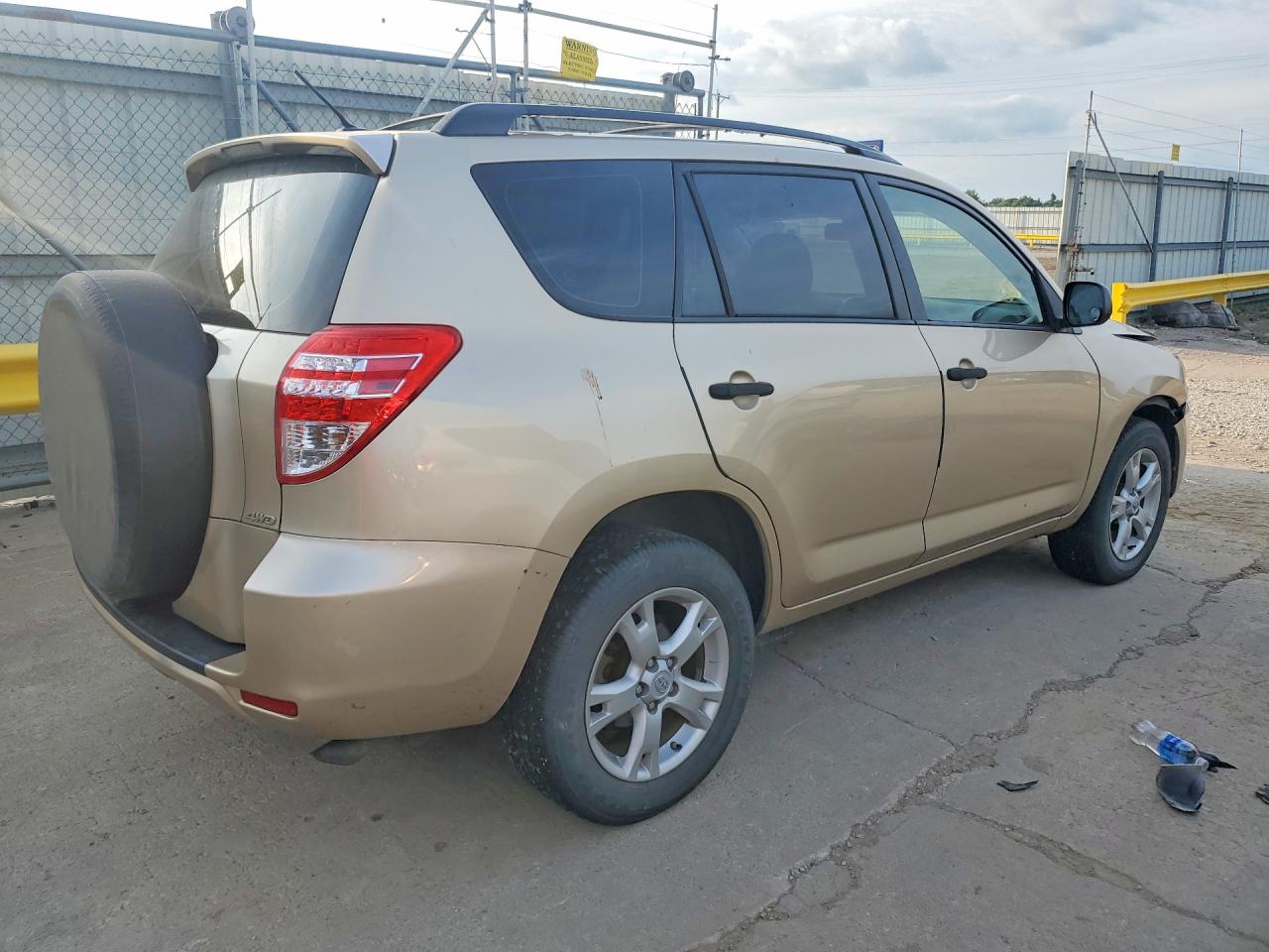 2009 Toyota Rav4 Base Gold vin: JTMBF33V495007694