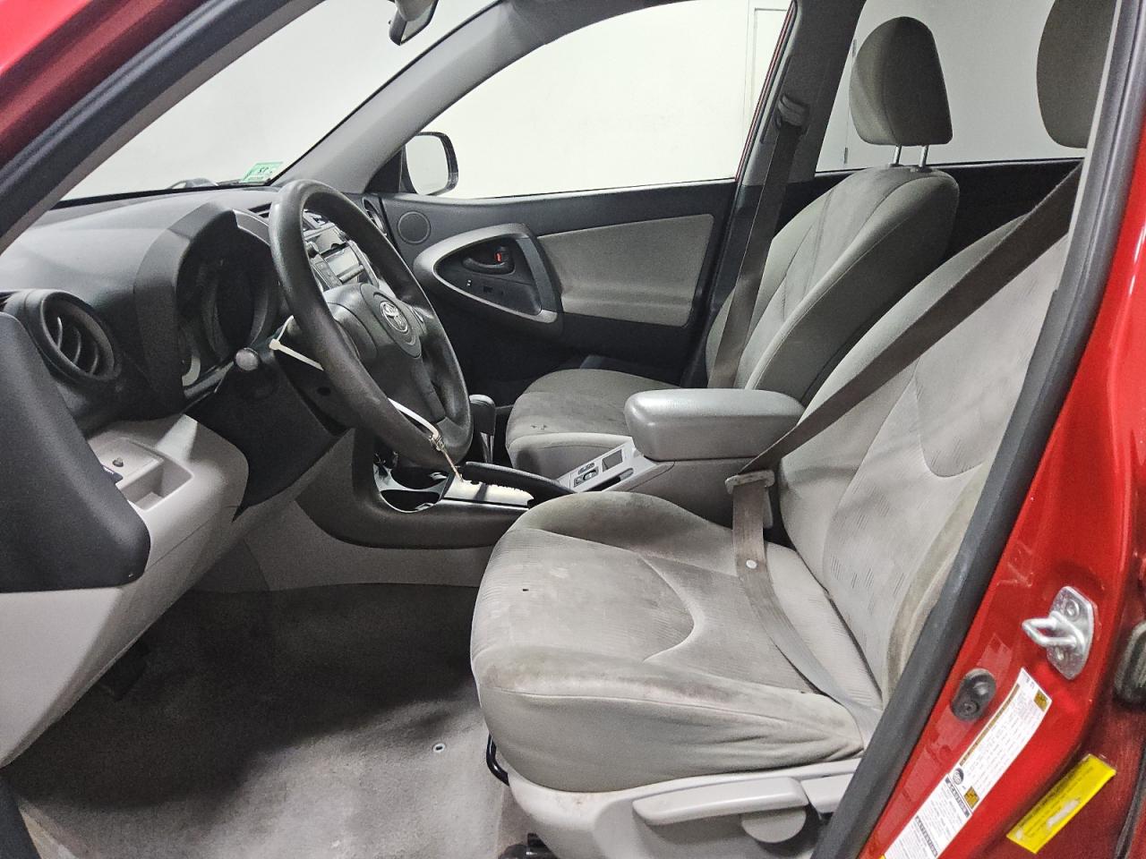 2009 Toyota Rav4 Base Красный vin: JTMBF33V595007400 Damage: Right Front Seat, Stained, Permanent