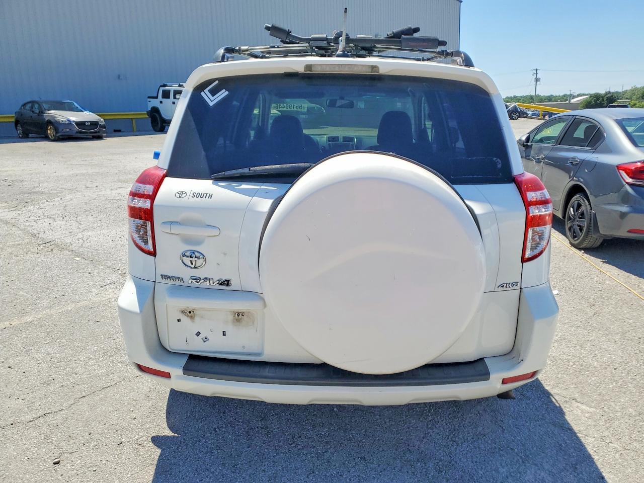 2009 Toyota Rav4 Base White vin: JTMBF33V695016347
