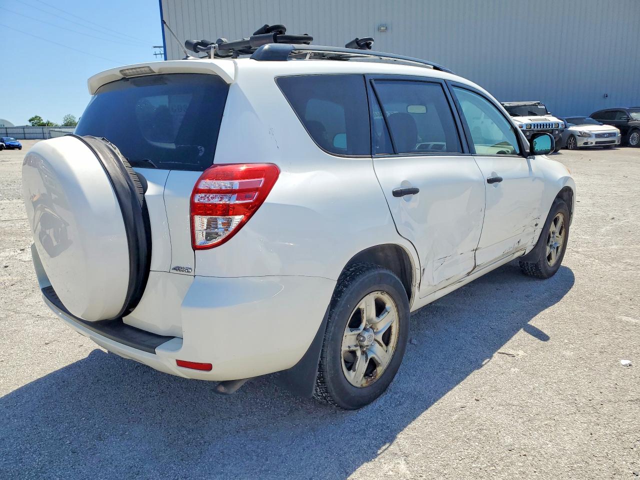 2009 Toyota Rav4 Base White vin: JTMBF33V695016347