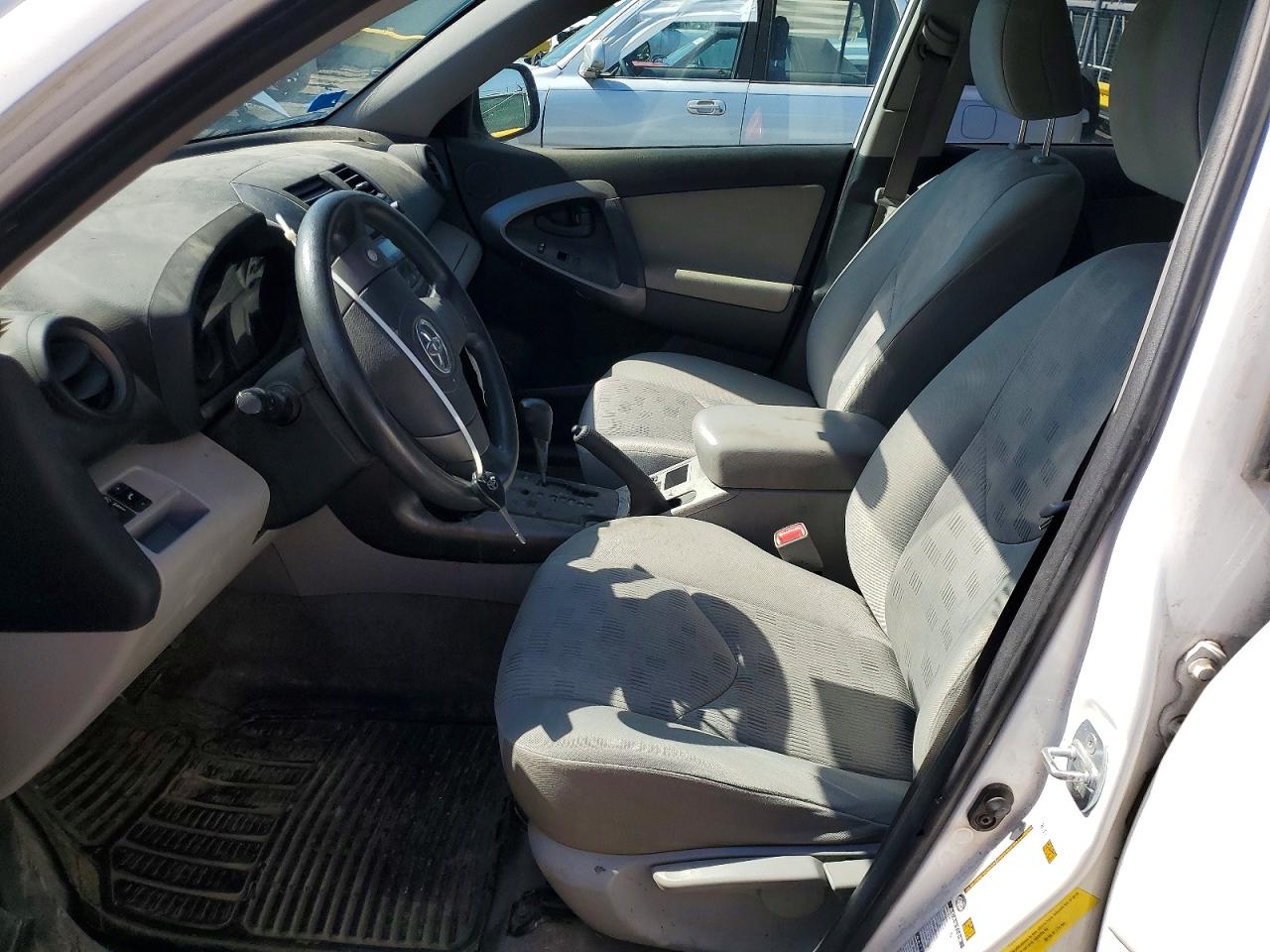 2009 Toyota Rav4 Base White vin: JTMBF33V79D008165