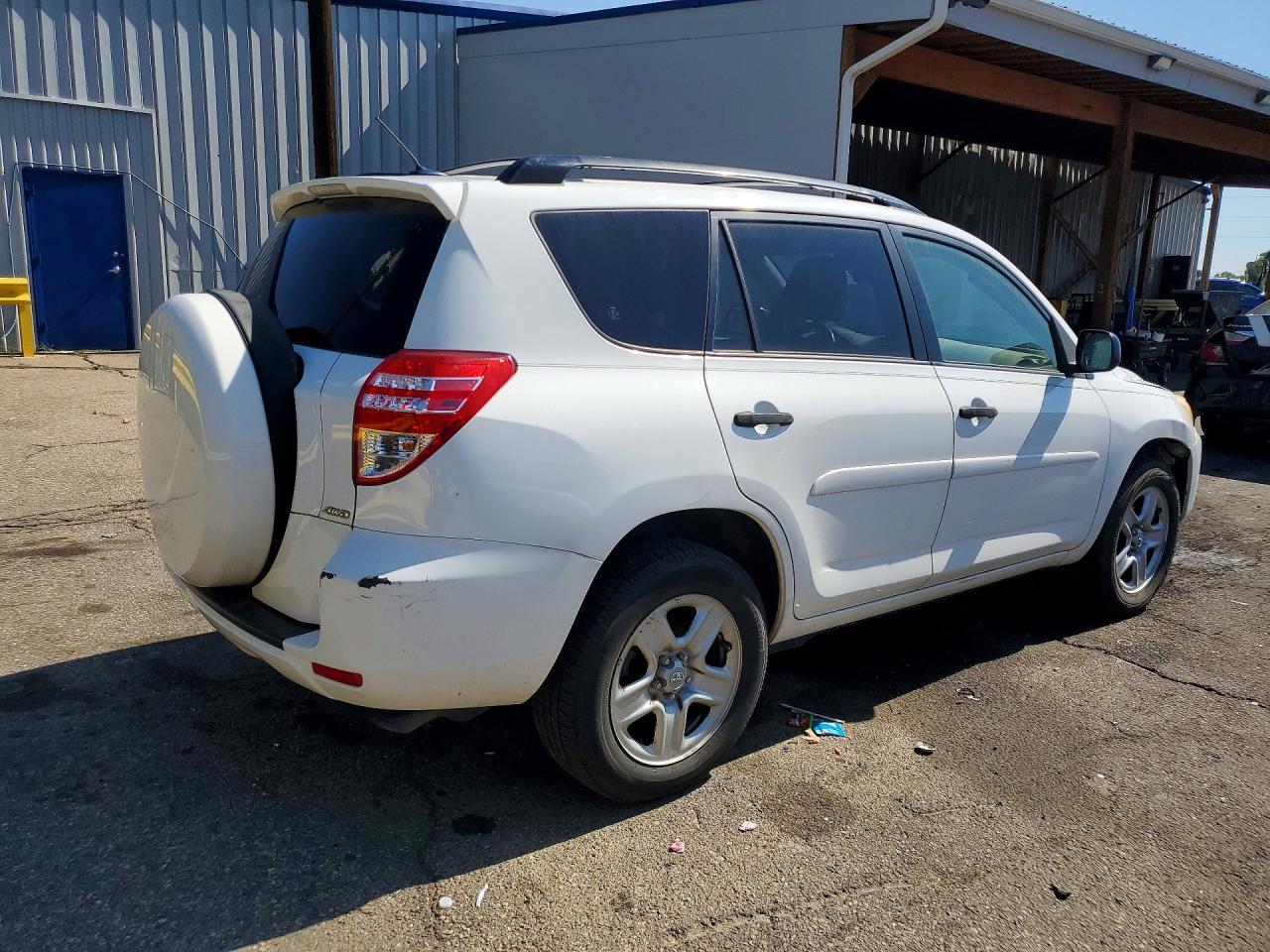 2009 Toyota Rav4 Base White vin: JTMBF33V79D008165