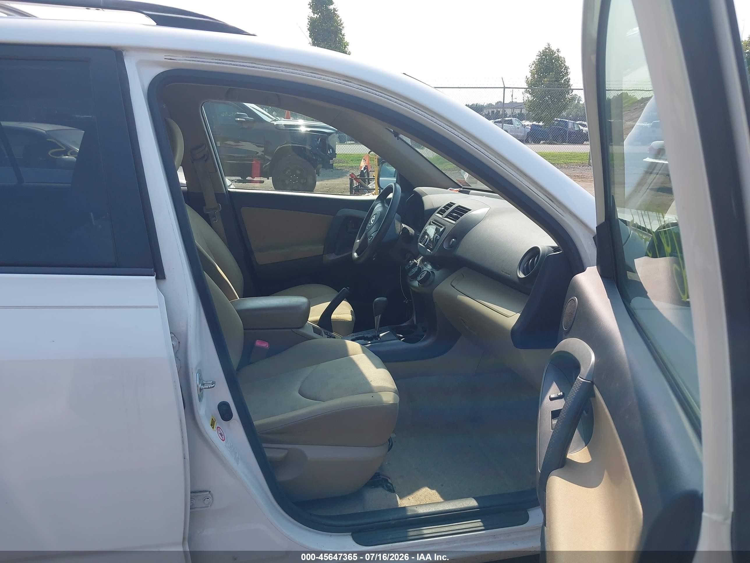 2009 Toyota Rav4   White vin: JTMBF33VX9D010007