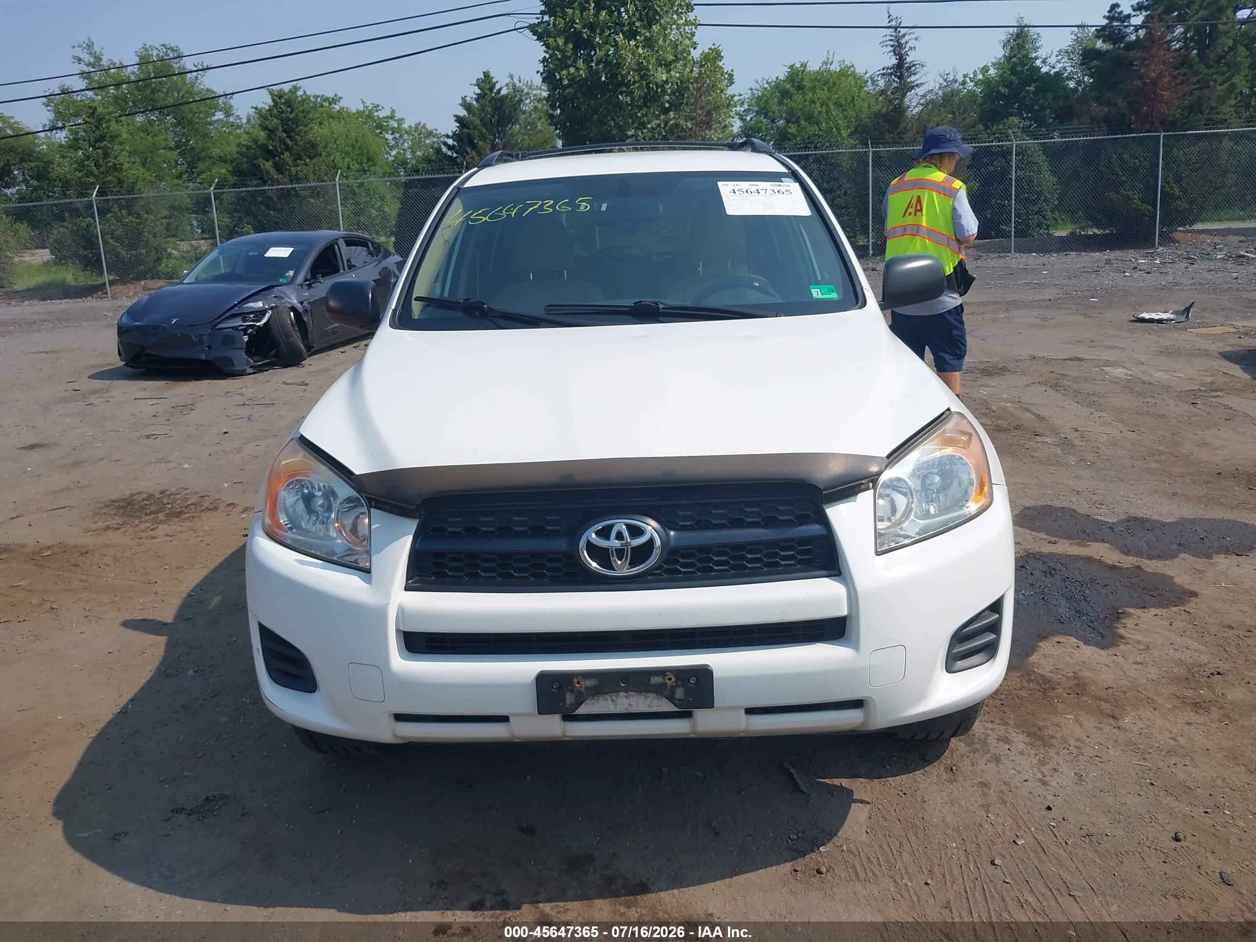 2009 Toyota Rav4   White vin: JTMBF33VX9D010007