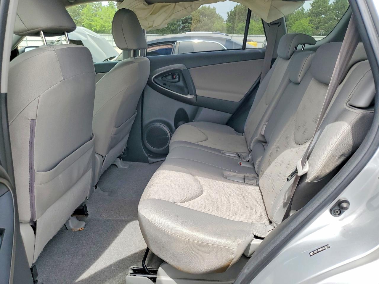 2010 Toyota Rav4 Base Серебряный vin: JTMBF4DV0AD038407