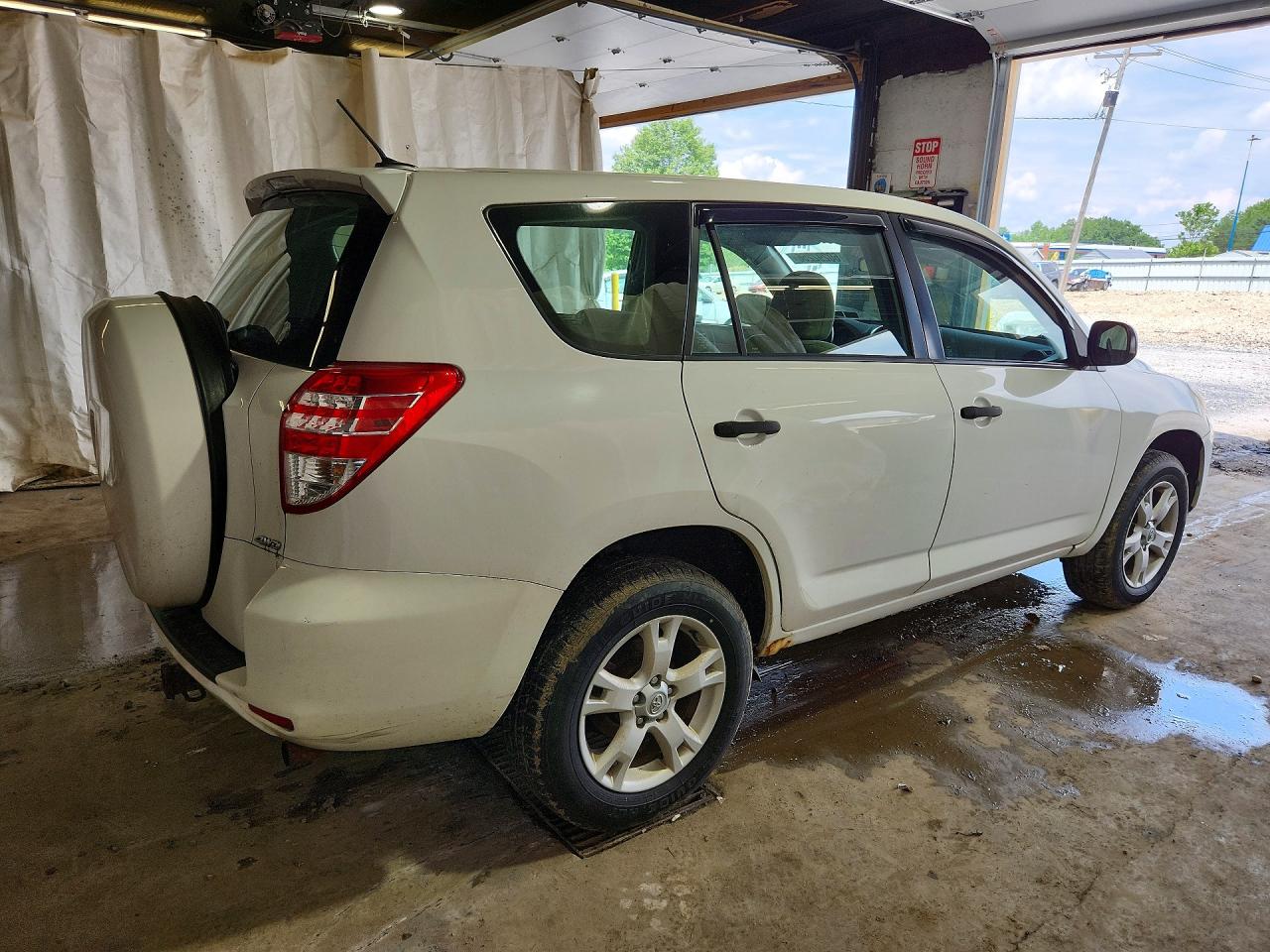 2010 Toyota Rav4 Base White vin: JTMBF4DV2A5018122